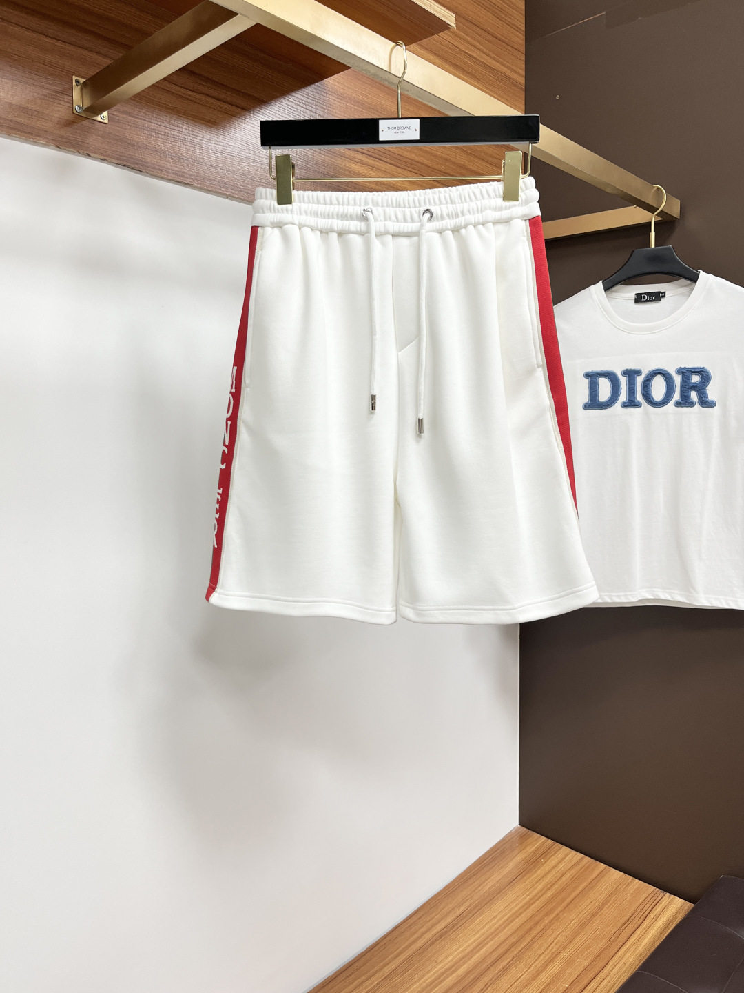 NO:429208,The official website counter is available simultaneously, original singles, super stylish casual shorts. Customized original fabric, unique design, top-grade printed craft letter pattern logo, original hardware and auxiliary decoration, extremely top-notch shorts, the materials and craftsmanship are extremely luxurious and exquisite, the grade is extremely high, the upper body is handsome and stylish, SS recommendation, code number M-3XL, Moncler, shorts, alexander wang19860909蒙口 官网专柜同步有售,原单狠货,超级有范儿的一款休闲短裤 定制原版面料,独特设计,顶级印花工艺字母图案logo,原版五金辅料装饰,极为翘楚的一款短裤,用料与工艺都极致奢华精湛,档次极高,上身帅气有型,SS推荐,码数M-3XL,,Moncler,shorts,alexander wang,Men's clothing