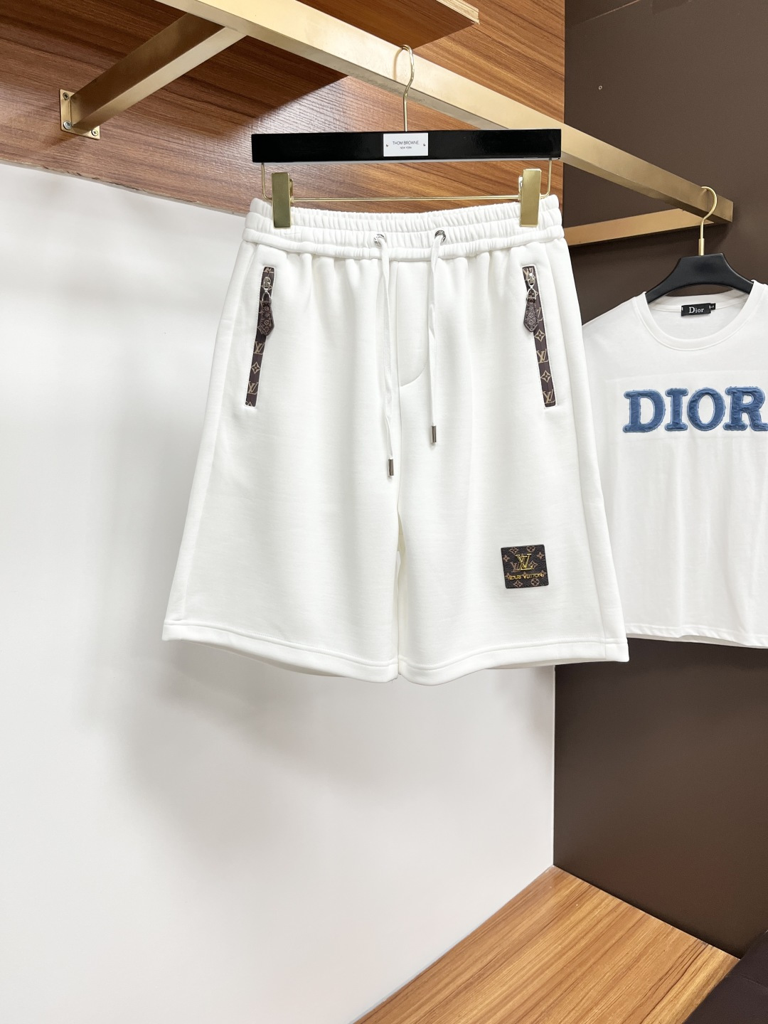 NO:429213,LV official website counter is available simultaneously, original singles, super stylish casual shorts. Customized original fabric, unique design, top-level printed craft letter pattern logo, original hardware and auxiliary decoration, extremely top-notch shorts, extremely luxurious and exquisite materials and craftsmanship, extremely high-end, handsome and stylish, SS recommendation, code number M-3XL,, louis vuitton, shorts, alexander wang19860909LV 官网专柜同步有售,原单狠货,超级有范儿的一款休闲短裤 定制原版面料,独特设计,顶级印花工艺字母图案logo,原版五金辅料装饰,极为翘楚的一款短裤,用料与工艺都极致奢华精湛,档次极高,上身帅气有型,SS推荐,码数M-3XL,,louis vuitton,shorts,alexander wang,Men's clothing