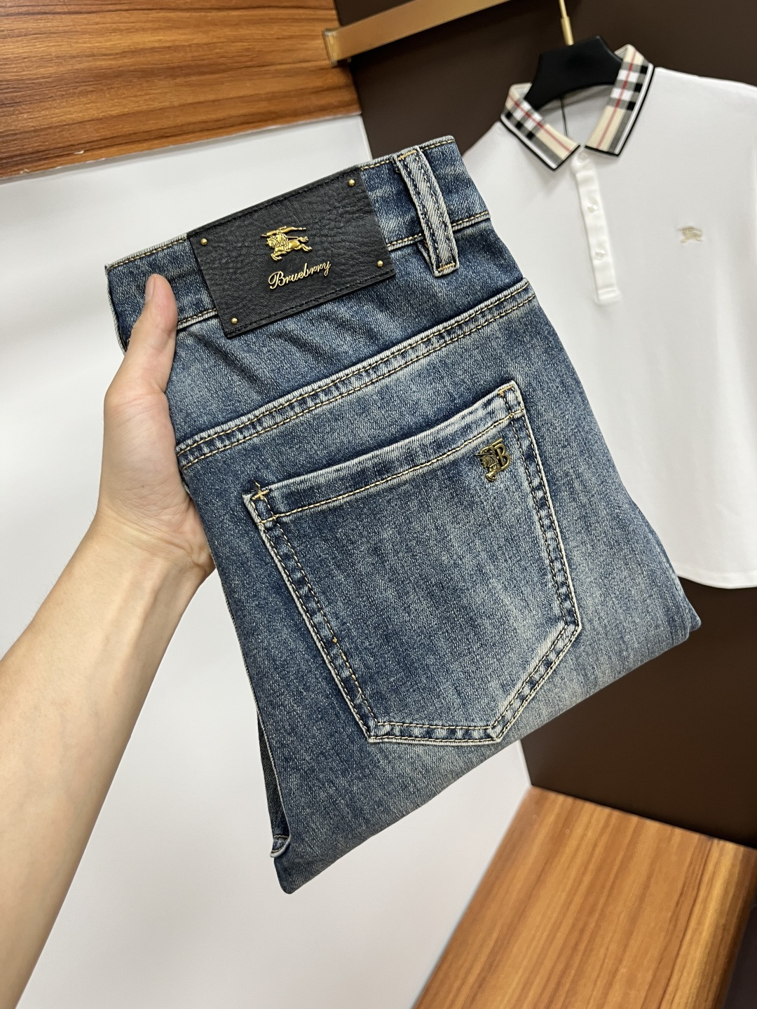 NO:509027,Burberry 2025ss Snake Summer New Year jeans. Original 1:1 production, perfect choice for daily life, simple, atmospheric, fashionable and stylish, customized imported tannin fabric, heavy industry washing process, complex and exquisite workmanship. It is easy to meet the needs of all seasons, soft and elastic, smooth and neat, original auxiliary materials, L10 upper body comfortable and easy to match, durable code number 29-38, burberry, jeans, alexander wang19860909巴宝莉 2025ss蛇年夏季贺岁款牛仔裤.原单1:1制作,日常必备的完美之选,简单大气亦时尚有型,定制进口丹宁面料 ,重工洗水工艺,做工复杂工艺精湛.轻松迎合四季需要,手感柔软带弹力,流畅利落,原版辅料五金,L10上身舒适非常易搭耐看码数29-38,,burberry,jeans,alexander wang,Men's clothing