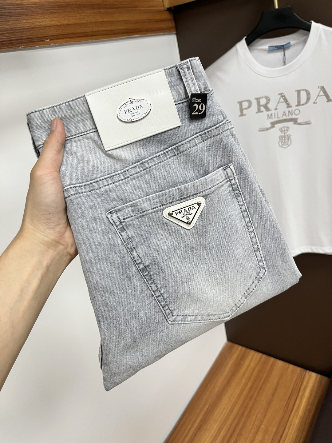 NO:509028,Prada 2025ss Snake Summer New Year Jeans. Original 1:1 production, perfect choice for daily life, simple, atmospheric, fashionable and stylish, customized imported tannin fabric, heavy industry washing process, complex and exquisite workmanship. It is easy to meet the needs of all seasons, soft and elastic, smooth and neat, original auxiliary materials, L10 upper body comfortable and easy to match, durable code number 29-38, prada, jeans, alexander wang19860909普拉达 2025ss蛇年夏季贺岁款牛仔裤.原单1:1制作,日常必备的完美之选,简单大气亦时尚有型,定制进口丹宁面料 ,重工洗水工艺,做工复杂工艺精湛.轻松迎合四季需要,手感柔软带弹力,流畅利落,原版辅料五金,L10上身舒适非常易搭耐看码数29-38,,prada,jeans,alexander wang,Men's clothing