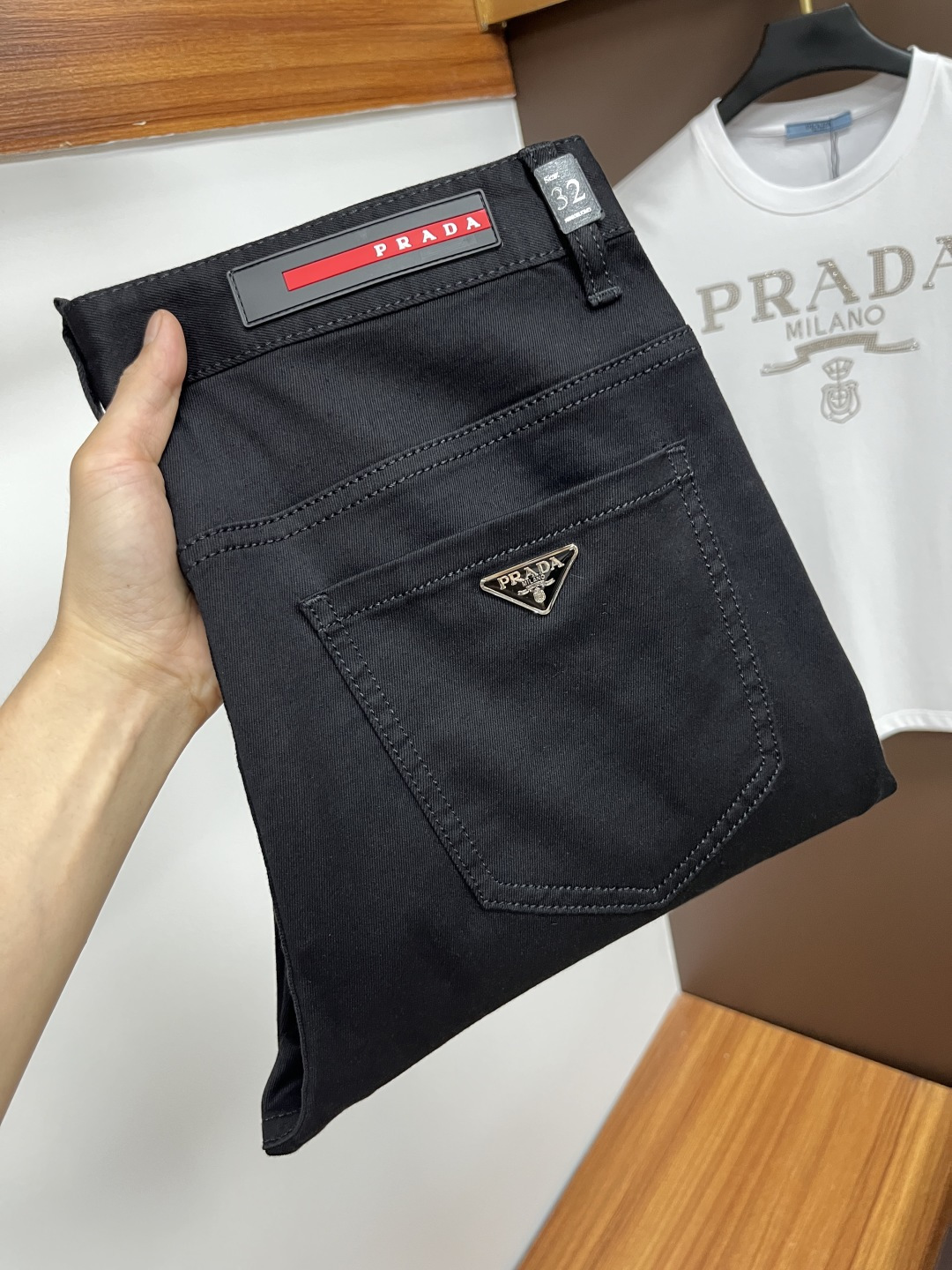 NO:509032,Prada 2025ss Snake Summer New Year Jeans. Original 1:1 production, perfect choice for daily life, simple, atmospheric, fashionable and stylish, customized imported tannin fabric, heavy industry washing process, complex and exquisite workmanship. It is easy to meet the needs of all seasons, soft and elastic, smooth and neat, original auxiliary materials, L10 upper body comfortable and easy to match, durable code number 29-38, prada, jeans, alexander wang19860909普拉达 2025ss蛇年夏季贺岁款牛仔裤.原单1:1制作,日常必备的完美之选,简单大气亦时尚有型,定制进口丹宁面料 ,重工洗水工艺,做工复杂工艺精湛.轻松迎合四季需要,手感柔软带弹力,流畅利落,原版辅料五金,L10上身舒适非常易搭耐看码数29-38,,prada,jeans,alexander wang,Men's clothing