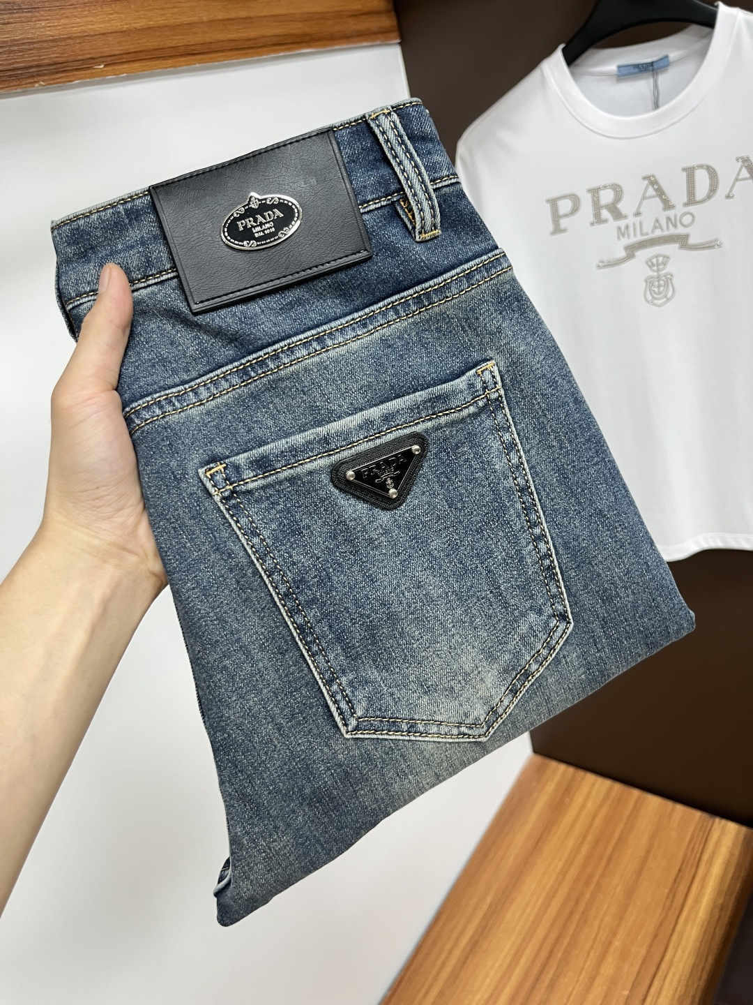 NO:482748,Prada 2025ss Snake Summer New Year Jeans. Original 1:1 production, perfect choice for daily life, simple, atmospheric, fashionable and stylish, customized imported tannin fabric, heavy industry washing process, complex and exquisite workmanship. It is easy to meet the needs of all seasons, soft and elastic, smooth and neat, original auxiliary materials, L10 upper body comfortable and easy to match, durable code number 29-38, prada, jeans, alexander wang19860909普拉达 2025ss蛇年夏季贺岁款牛仔裤.原单1:1制作,日常必备的完美之选,简单大气亦时尚有型,定制进口丹宁面料 ,重工洗水工艺,做工复杂工艺精湛.轻松迎合四季需要,手感柔软带弹力,流畅利落,原版辅料五金,L10上身舒适非常易搭耐看码数29-38,,prada,jeans,alexander wang,Men's clothing