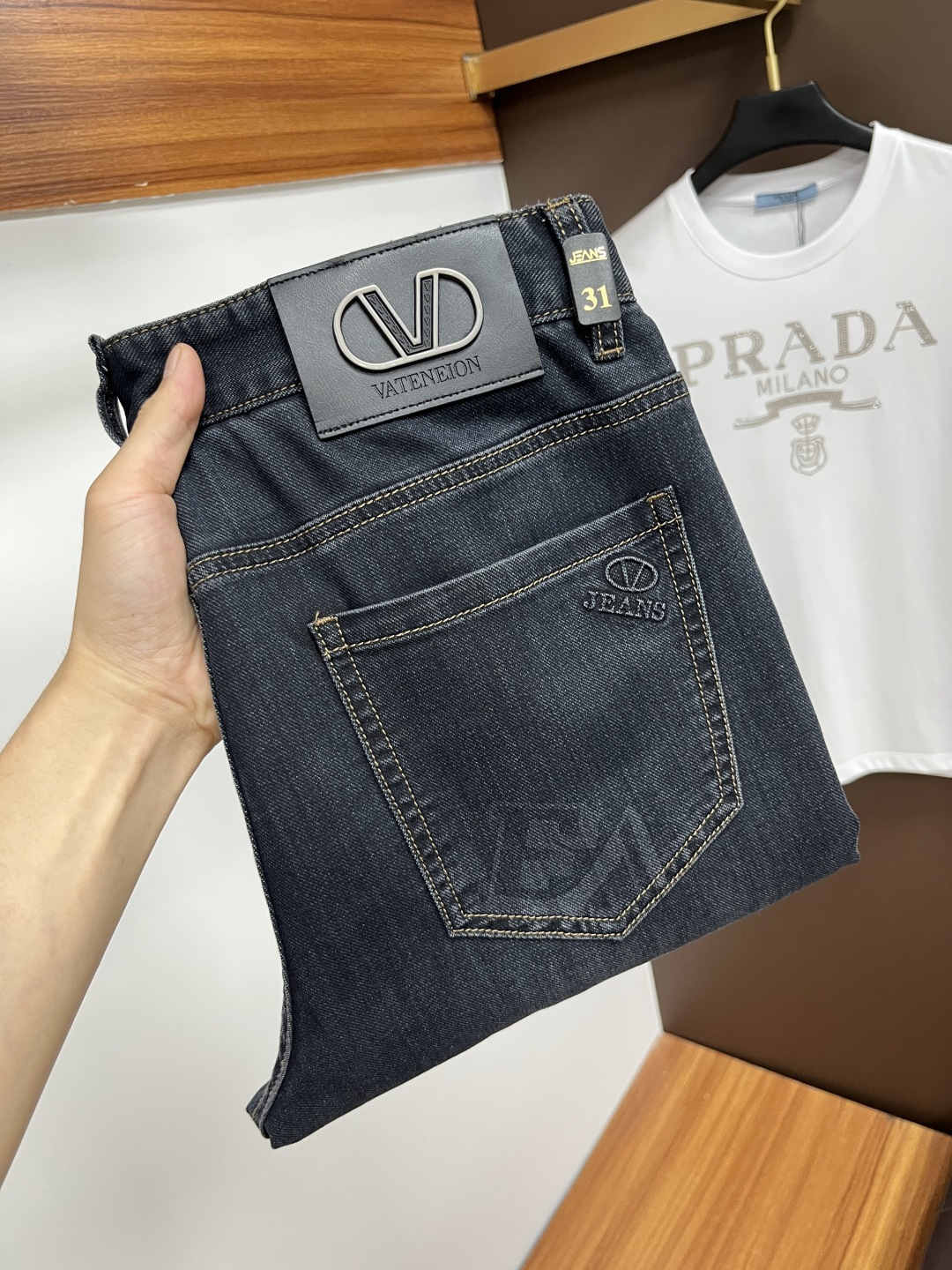 NO:482753,Valentino 2025ss Snake Year Summer New Year Jeans. Original 1:1 production, perfect choice for daily life, simple, atmospheric, fashionable and stylish, customized imported tannin fabric, heavy industry washing process, complex and exquisite workmanship. Easy to cater to the needs of all seasons, soft and elastic, smooth and neat, original auxiliary hardware, L10 upper body comfortable and easy to match, durable code number 29-38, valentino, jeans, alexander wang19860909华伦天奴 2025ss蛇年夏季贺岁款牛仔裤.原单1:1制作,日常必备的完美之选,简单大气亦时尚有型,定制进口丹宁面料 ,重工洗水工艺,做工复杂工艺精湛.轻松迎合四季需要,手感柔软带弹力,流畅利落,原版辅料五金,L10上身舒适非常易搭耐看码数29-38,,valentino,jeans,alexander wang,Men's clothing