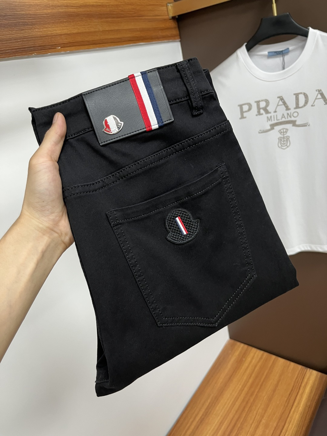 NO:482759,The 2025ss Snake Year Summer New Year Jeans. Original 1:1 production, a perfect choice for daily life, simple, atmospheric, fashionable and stylish, customized imported tannin fabric, heavy industry washing process, complex and exquisite workmanship. It is easy to meet the needs of the four seasons, soft and elastic, smooth and neat, original auxiliary materials, L10, comfortable and easy to match, durable code number 29-38, Moncler, jeans, alexander wang19860909蒙口 2025ss蛇年夏季贺岁款牛仔裤.原单1:1制作,日常必备的完美之选,简单大气亦时尚有型,定制进口丹宁面料 ,重工洗水工艺,做工复杂工艺精湛.轻松迎合四季需要,手感柔软带弹力,流畅利落,原版辅料五金,L10上身舒适非常易搭耐看码数29-38,,Moncler,jeans,alexander wang,Men's clothing