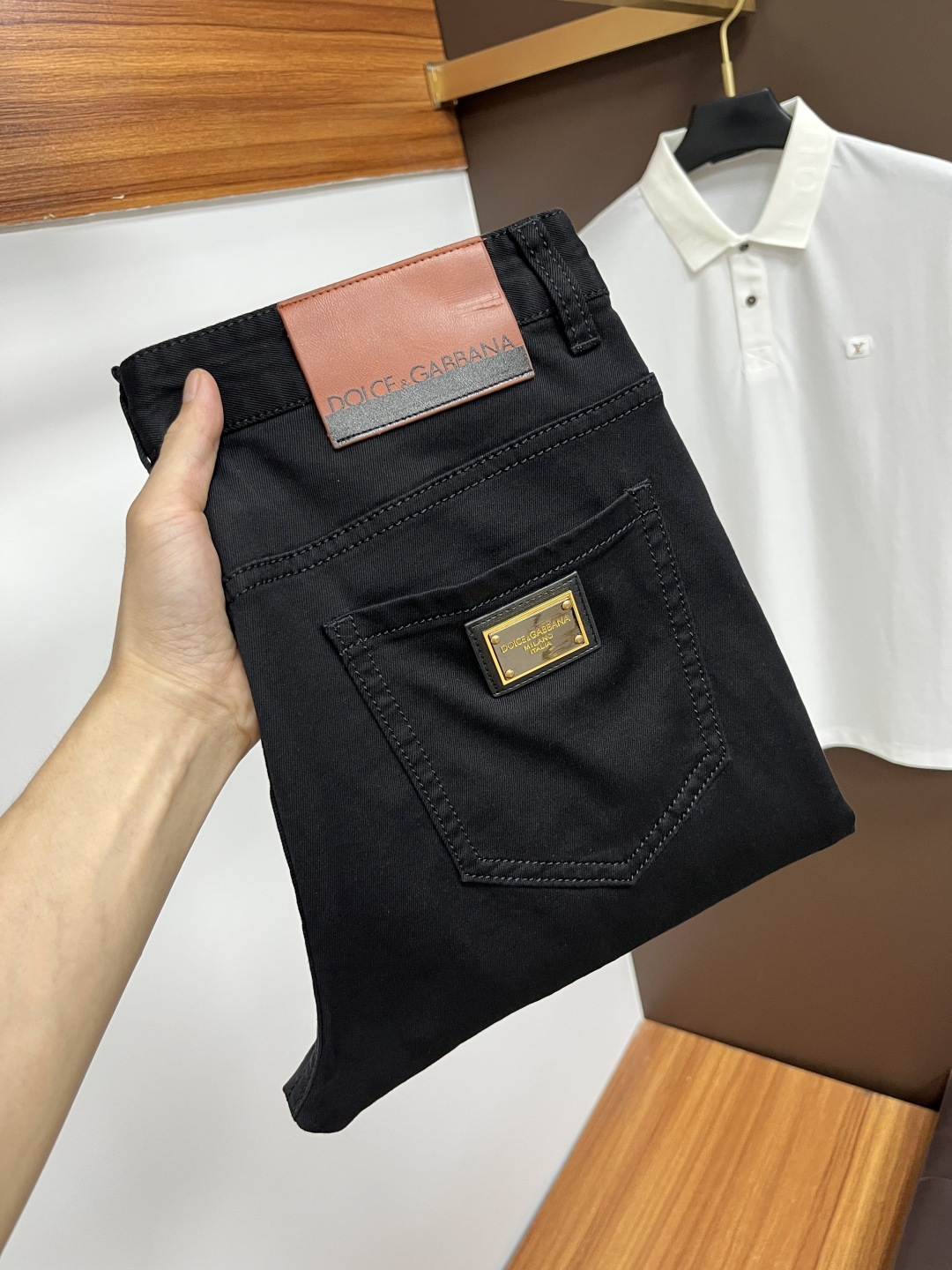 NO:448172,DG 2025ss Snake Year Summer New Year Jeans. Original 1:1 production, perfect choice for daily life, simple, atmospheric, fashionable and stylish, customized imported tannin fabric, heavy industry washing process, complex and exquisite workmanship. Easy to meet the needs of all seasons, soft and elastic, smooth and neat, original auxiliary materials, L10 upper body comfortable and easy to match, durable code number 29-38, jeans, alexander wang19860909DG 2025ss蛇年夏季贺岁款牛仔裤.原单1:1制作,日常必备的完美之选,简单大气亦时尚有型,定制进口丹宁面料 ,重工洗水工艺,做工复杂工艺精湛.轻松迎合四季需要,手感柔软带弹力,流畅利落,原版辅料五金,L10上身舒适非常易搭耐看码数29-38,,jeans,alexander wang,Men's clothing