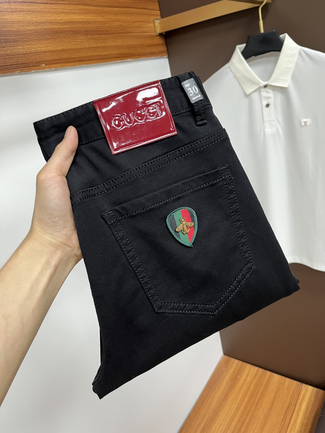 NO:509030,Guqi 2025ss Snake Summer New Year Jeans. Original 1:1 production, perfect choice for daily life, simple, elegant, fashionable and stylish, customized imported tannin fabric, heavy industry washing process, complex and exquisite workmanship. Easy to cater to the needs of all seasons, soft and elastic, smooth and neat, original auxiliary hardware, L10 upper body comfortable and easy to match, durable code number 29-38, jeans, alexander wang19860909古奇 2025ss蛇年夏季贺岁款牛仔裤.原单1:1制作,日常必备的完美之选,简单大气亦时尚有型,定制进口丹宁面料 ,重工洗水工艺,做工复杂工艺精湛.轻松迎合四季需要,手感柔软带弹力,流畅利落,原版辅料五金,L10上身舒适非常易搭耐看码数29-38,,jeans,alexander wang,Men's clothing