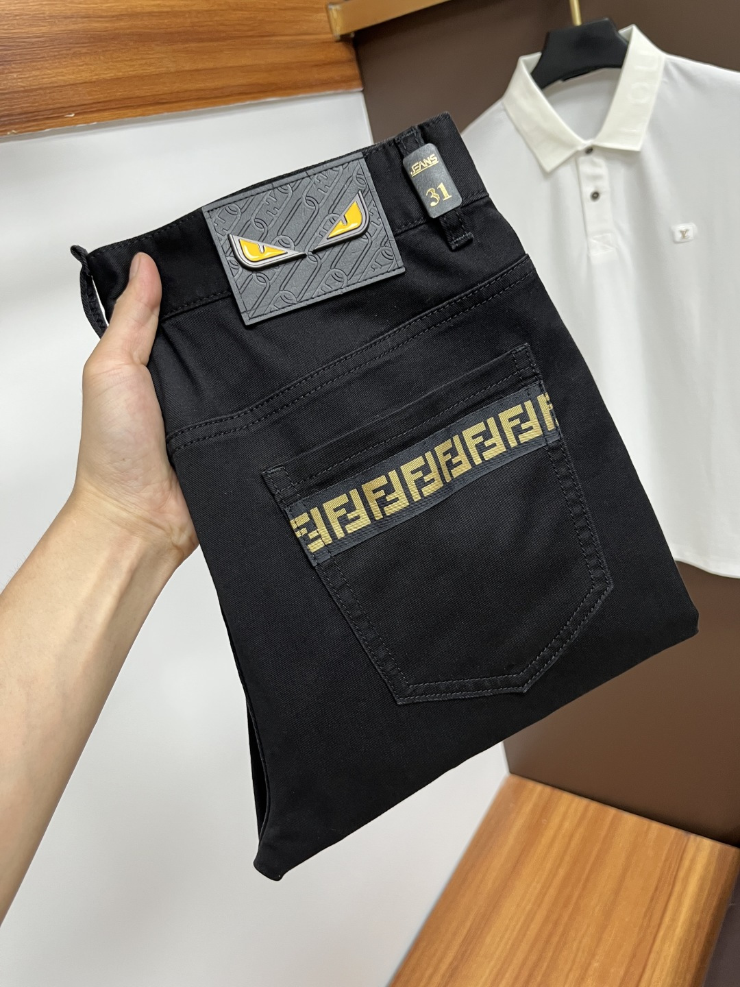 NO:482743,Fendi 2025ss Snake Year Summer New Year Jeans. Original 1:1 production, perfect choice for daily life, simple, atmospheric, fashionable and stylish, customized imported tannin fabric, heavy industry washing process, complex and exquisite workmanship. It is easy to meet the needs of all seasons, soft and elastic, smooth and neat, original auxiliary materials, L10 upper body comfortable and easy to match, durable code number 29-38, fendi, jeans, alexander wang19860909芬迪 2025ss蛇年夏季贺岁款牛仔裤.原单1:1制作,日常必备的完美之选,简单大气亦时尚有型,定制进口丹宁面料 ,重工洗水工艺,做工复杂工艺精湛.轻松迎合四季需要,手感柔软带弹力,流畅利落,原版辅料五金,L10上身舒适非常易搭耐看码数29-38,,fendi,jeans,alexander wang,Men's clothing