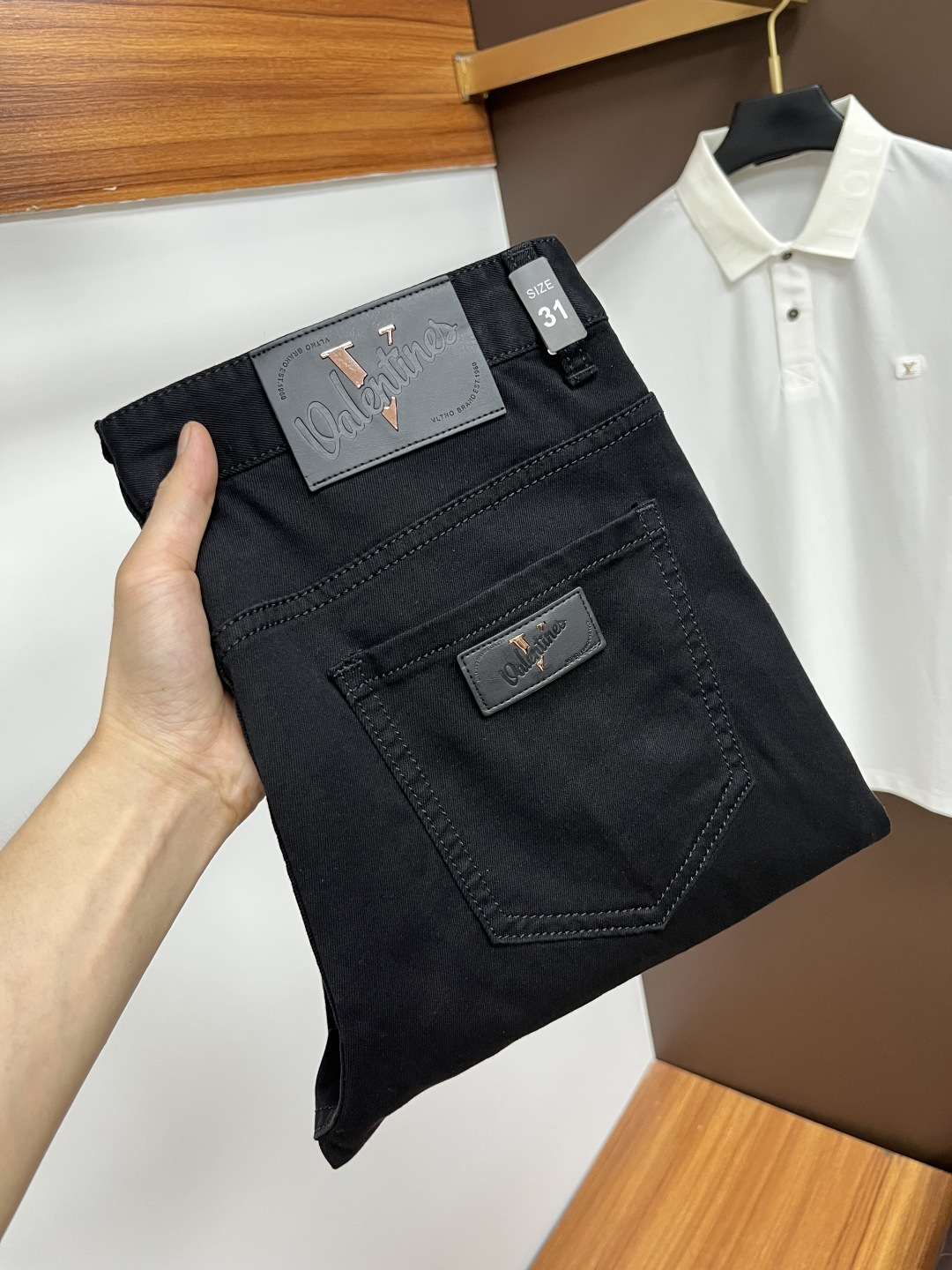 NO:450173,Valentino 2025ss Snake Year Summer New Year Jeans. Original 1:1 production, perfect choice for daily life, simple, atmospheric, fashionable and stylish, customized imported tannin fabric, heavy industry washing process, complex and exquisite workmanship. Easy to cater to the needs of all seasons, soft and elastic, smooth and neat, original auxiliary hardware, L10 upper body comfortable and easy to match, durable code number 29-38, valentino, jeans, alexander wang19860909华伦天奴 2025ss蛇年夏季贺岁款牛仔裤.原单1:1制作,日常必备的完美之选,简单大气亦时尚有型,定制进口丹宁面料 ,重工洗水工艺,做工复杂工艺精湛.轻松迎合四季需要,手感柔软带弹力,流畅利落,原版辅料五金,L10上身舒适非常易搭耐看码数29-38,,valentino,jeans,alexander wang,Men's clothing