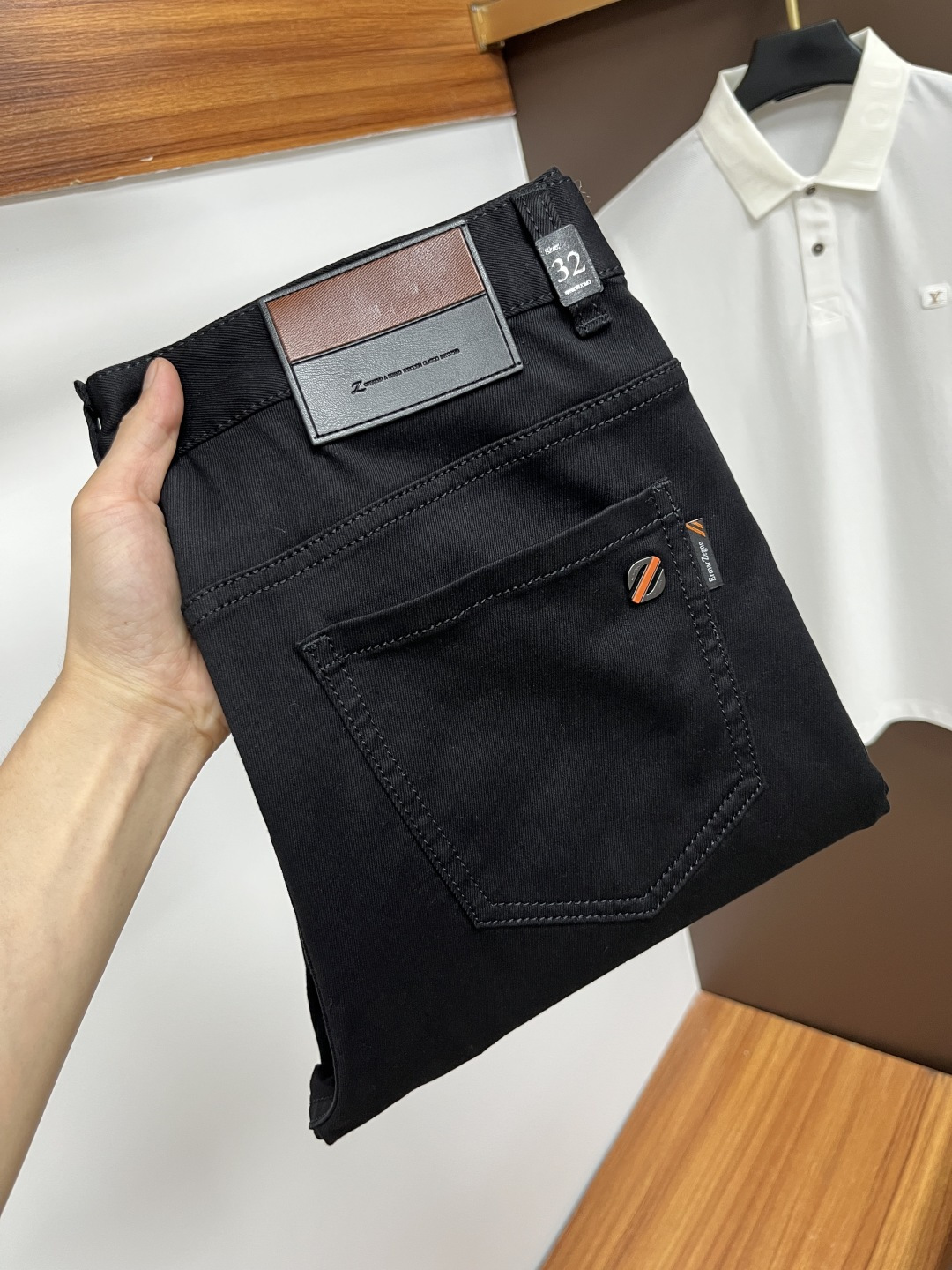 NO:450177,Jenia 2025ss Snake Summer New Year Jeans. Original 1:1 production, perfect choice for daily life, simple, atmospheric, fashionable and stylish, customized imported tannin fabric, heavy industry washing process, complex and exquisite workmanship. It is easy to meet the needs of all seasons, soft and elastic, smooth and neat, original auxiliary materials, L10 upper body comfortable and easy to match, durable code number 29-38, zegna, jeans, alexander wang19860909杰尼亚 2025ss蛇年夏季贺岁款牛仔裤.原单1:1制作,日常必备的完美之选,简单大气亦时尚有型,定制进口丹宁面料 ,重工洗水工艺,做工复杂工艺精湛.轻松迎合四季需要,手感柔软带弹力,流畅利落,原版辅料五金,L10上身舒适非常易搭耐看码数29-38,,zegna,jeans,alexander wang,Men's clothing