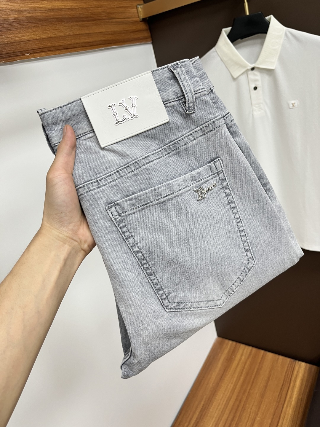 NO:479772,LV Ss Snake Year Summer New Year Jeans. Original 1:1 production, perfect choice for daily life, simple, atmospheric, fashionable and stylish, customized imported tannin fabric, heavy industry washing process, complex and exquisite workmanship. Easy to cater to the needs of all seasons, soft and elastic, smooth and neat, original auxiliary hardware, L10 upper body comfortable and easy to match, durable code number 29-38, louis vuitton, jeans, alexander wang19860909LV ss蛇年夏季贺岁款牛仔裤.原单1:1制作,日常必备的完美之选,简单大气亦时尚有型,定制进口丹宁面料 ,重工洗水工艺,做工复杂工艺精湛.轻松迎合四季需要,手感柔软带弹力,流畅利落,原版辅料五金,L10上身舒适非常易搭耐看码数29-38,,louis vuitton,jeans,alexander wang,Men's clothing