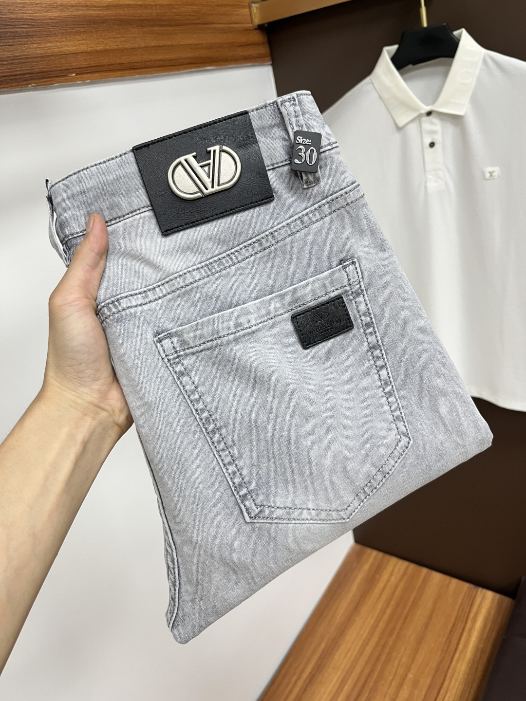 NO:479729,Valentino Ss Snake Year Summer New Year Jeans. Original 1:1 production, perfect choice for daily life, simple, elegant, fashionable and stylish, customized imported tannin fabric, heavy industry washing process, complex and exquisite workmanship. Easy to meet the needs of all seasons, soft and elastic, smooth and neat, original auxiliary materials, L10 upper body comfortable and easy to match, durable code number 29-38, valentino, jeans, alexander wang19860909华伦天奴 ss蛇年夏季贺岁款牛仔裤.原单1:1制作,日常必备的完美之选,简单大气亦时尚有型,定制进口丹宁面料 ,重工洗水工艺,做工复杂工艺精湛.轻松迎合四季需要,手感柔软带弹力,流畅利落,原版辅料五金,L10上身舒适非常易搭耐看码数29-38,,valentino,jeans,alexander wang,Men's clothing