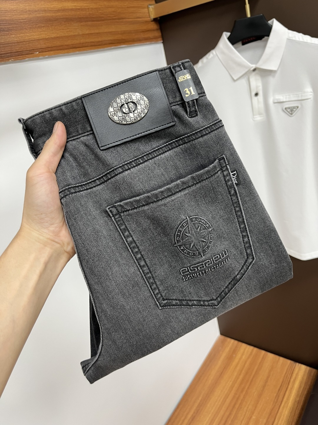 NO:450182,Dior 2025ss Snake Year Summer New Year Jeans. Original 1:1 production, perfect choice for daily life, simple, atmospheric, fashionable and stylish, customized imported tannin fabric, heavy industry washing process, complex and exquisite workmanship. It is easy to meet the needs of all seasons, soft and elastic, smooth and neat, original auxiliary hardware, L10 upper body is comfortable and easy to match, durable code number 29-38, dior, jeans, alexander wang19860909迪奥 2025ss蛇年夏季贺岁款牛仔裤.原单1:1制作,日常必备的完美之选,简单大气亦时尚有型,定制进口丹宁面料 ,重工洗水工艺,做工复杂工艺精湛.轻松迎合四季需要,手感柔软带弹力,流畅利落,原版辅料五金,L10上身舒适非常易搭耐看码数29-38,,dior,jeans,alexander wang,Men's clothing