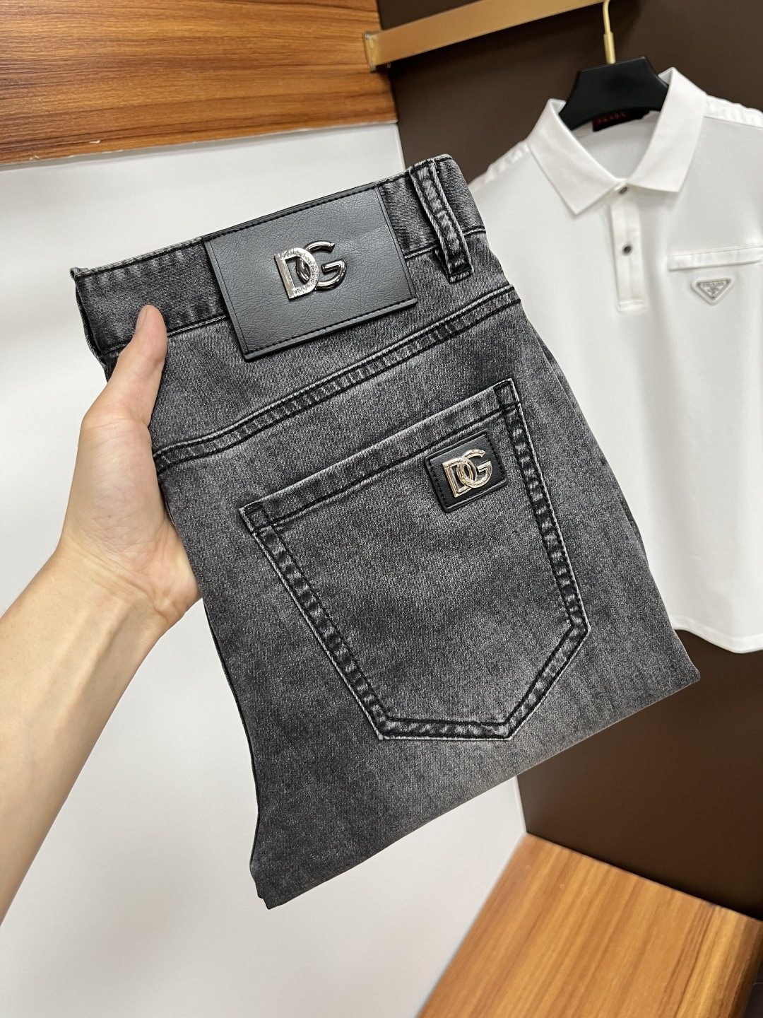 NO:437949,DG 2025ss Snake Year Summer New Year Jeans. Original 1:1 production, perfect choice for daily life, simple, atmospheric, fashionable and stylish, customized imported tannin fabric, heavy industry washing process, complex and exquisite workmanship. Easy to meet the needs of all seasons, soft and elastic, smooth and neat, original auxiliary materials, L10 upper body comfortable and easy to match, durable code number 29-38, jeans, alexander wang19860909DG 2025ss蛇年夏季贺岁款牛仔裤.原单1:1制作,日常必备的完美之选,简单大气亦时尚有型,定制进口丹宁面料 ,重工洗水工艺,做工复杂工艺精湛.轻松迎合四季需要,手感柔软带弹力,流畅利落,原版辅料五金,L10上身舒适非常易搭耐看码数29-38,,jeans,alexander wang,Men's clothing