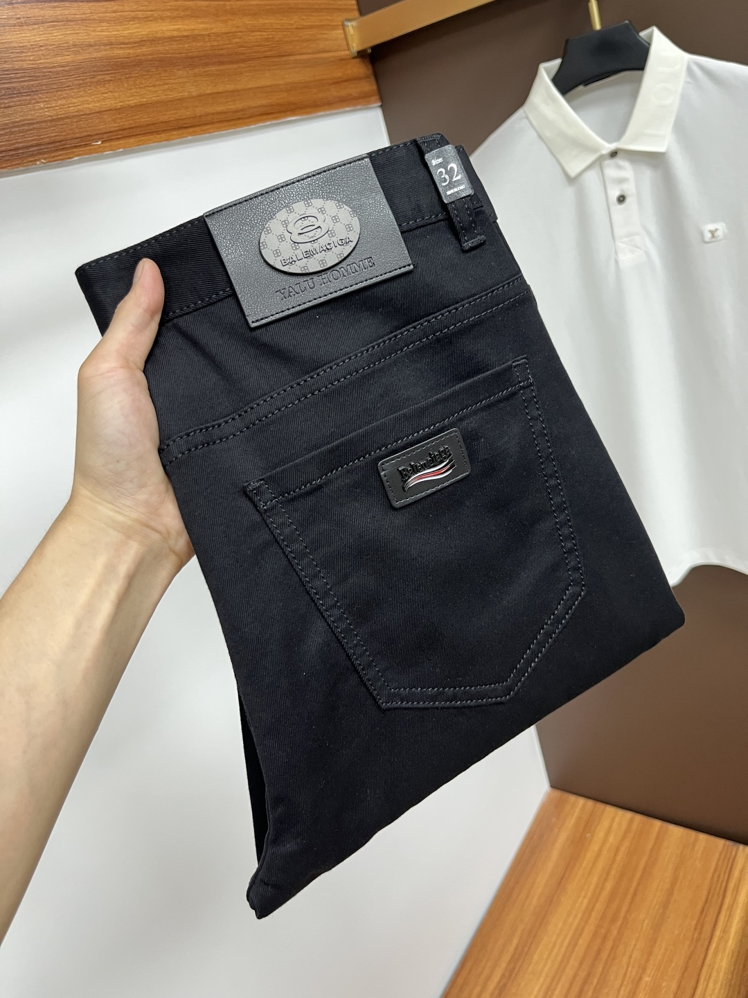 NO:437957,Balenciaga 2025ss Snake Year Summer New Year Jeans. Original 1:1 production, perfect choice for daily life, simple, atmospheric, fashionable and stylish, customized imported tannin fabric, heavy industry washing process, complex and exquisite workmanship. It is easy to meet the needs of all seasons, soft and elastic, smooth and neat, original auxiliary materials and hardware, L10 upper body is comfortable and easy to match, durable code number 29-38, ,balenciaga, jeans, alexander wang19860909巴黎世家 2025ss蛇年夏季贺岁款牛仔裤.原单1:1制作,日常必备的完美之选,简单大气亦时尚有型,定制进口丹宁面料 ,重工洗水工艺,做工复杂工艺精湛.轻松迎合四季需要,手感柔软带弹力,流畅利落,原版辅料五金,L10上身舒适非常易搭耐看码数29-38,,balenciaga,jeans,alexander wang,Men's clothing