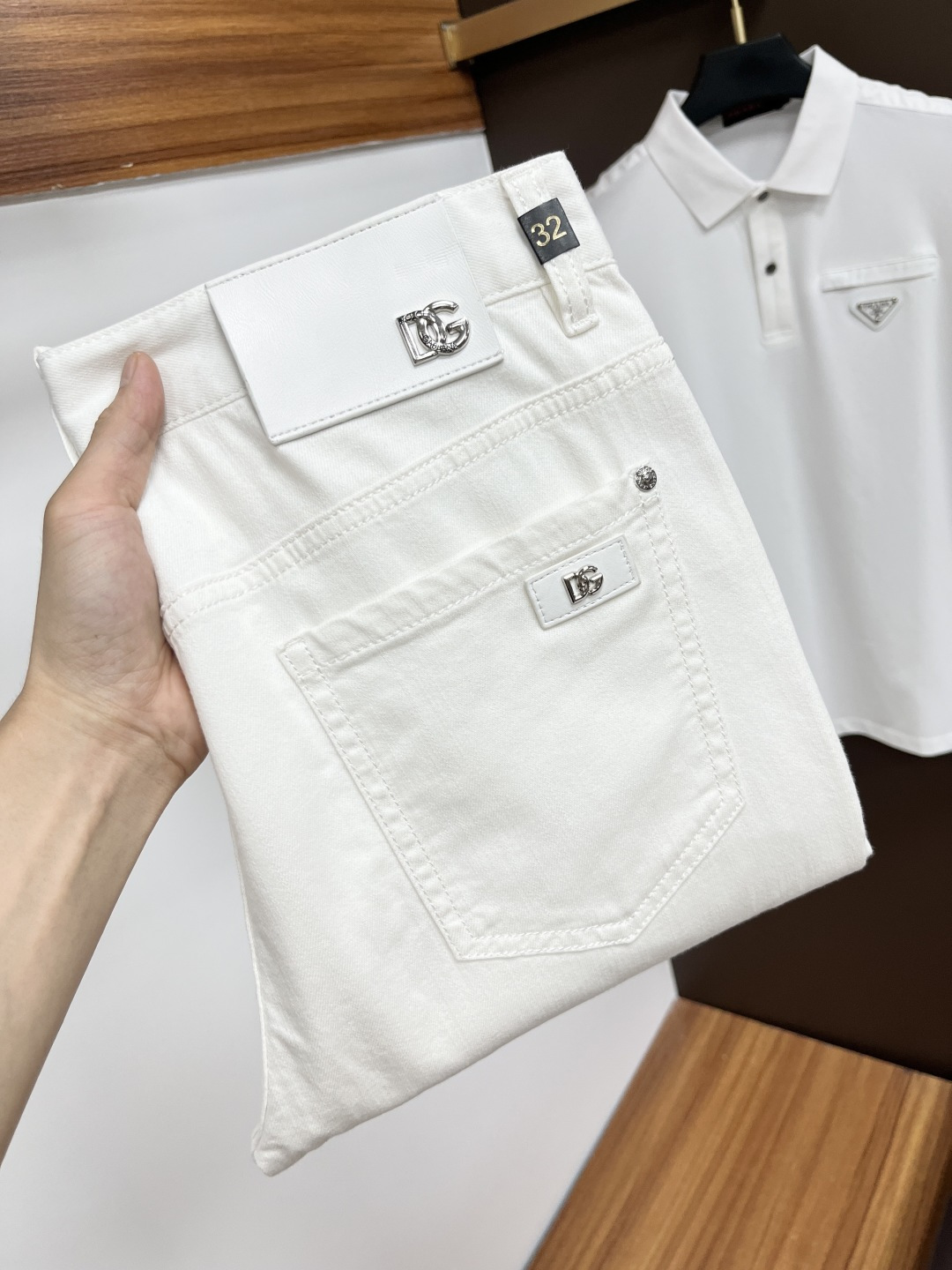 NO:437963,DG 2025ss Snake Year Summer New Year Jeans. Original 1:1 production, perfect choice for daily life, simple, atmospheric, fashionable and stylish, customized imported tannin fabric, heavy industry washing process, complex and exquisite workmanship. Easy to meet the needs of all seasons, soft and elastic, smooth and neat, original auxiliary materials, L10 upper body comfortable and easy to match, durable code number 29-38, jeans, alexander wang19860909DG 2025ss蛇年夏季贺岁款牛仔裤.原单1:1制作,日常必备的完美之选,简单大气亦时尚有型,定制进口丹宁面料 ,重工洗水工艺,做工复杂工艺精湛.轻松迎合四季需要,手感柔软带弹力,流畅利落,原版辅料五金,L10上身舒适非常易搭耐看码数29-38,,jeans,alexander wang,Men's clothing