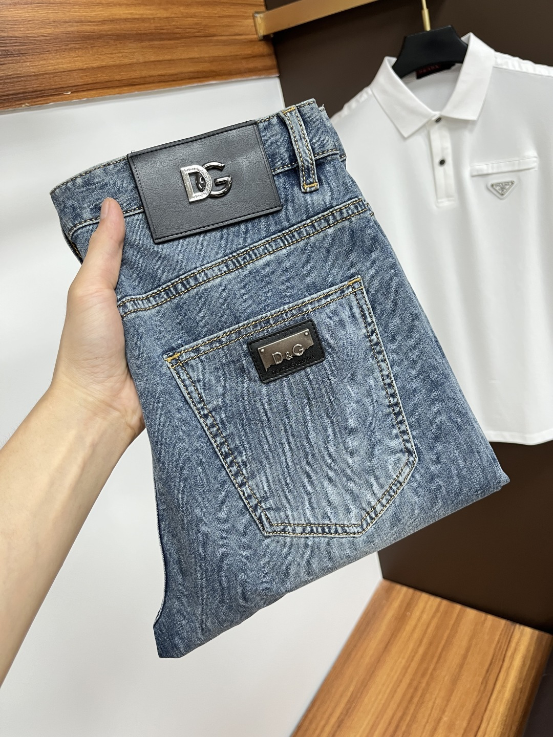 NO:450187,DG's latest summer 2025 jeans are stress-free when entering and leaving the store. Hot-selling counters. Taste and value are shared. They are very comfortable to wear. Low-key and luxurious. They are very classy when worn. There is no need to say much about the style and cutting of the pants. The upper body is exquisite and vivid. The truly first-class quality is a top-notch material. The real palace-grade casual pants are made of Turkey cotton and produce the most famous tannin fabric. The quality is excellent. The pants are soft after heavy washing. The straight-footed style is not picky. The upper body is absolutely stylish. L25 is extremely luxurious!  Size 29-38, jeans,alexander wang19860909DG 2025年夏季最新品牛仔裤出入专卖店无压力 专柜热销款 品味与价值共享 身穿着非常舒适 低调不失奢华 穿出去非常有档次,裤型款式和裁剪亦无需多言 上身精致跃然.真正一等一顶级质料 真正殿堂级的休闲裤,选用土耳其的棉花 生产出最有名的单宁布 品质卓然 经过重水洗使得裤子很柔软 直脚的版型 不挑人 上身绝对的有型 L25 极度奢华！尺码29-38,,jeans,alexander wang,Men's clothing