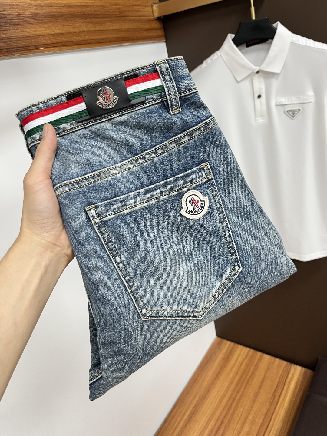 NO:450193,The latest jeans in summer 2025 are stress-free when entering and leaving the store. Hot-selling counters. Taste and value are shared. They are very comfortable to wear. Low-key and luxurious. They are very classy when worn. There is no need to say much about the style and cutting of the pants. The upper body is exquisite and vivid. The truly first-class quality is a top-notch material. The real palace-grade casual pants are made of Turkish cotton and produce the most famous tannin fabric. The quality is excellent. The pants are soft after heavy washing. The straight-footed style is not picky. The upper body is absolutely stylish. L25 is extremely luxurious!  Size 29-38, Moncler, jeans, alexander wang19860909蒙口 2025年夏季最新品牛仔裤出入专卖店无压力 专柜热销款 品味与价值共享 身穿着非常舒适 低调不失奢华 穿出去非常有档次,裤型款式和裁剪亦无需多言 上身精致跃然.真正一等一顶级质料 真正殿堂级的休闲裤,选用土耳其的棉花 生产出最有名的单宁布 品质卓然 经过重水洗使得裤子很柔软 直脚的版型 不挑人 上身绝对的有型 L25 极度奢华！尺码29-38,,Moncler,jeans,alexander wang,Men's clothing