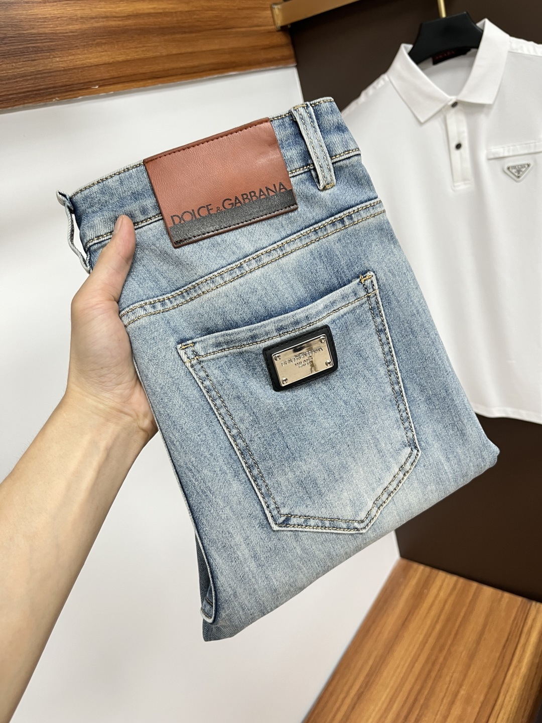 NO:450198,DG's latest summer 2025 jeans are stress-free when entering and leaving the store. The counter is popular. Taste and value are shared. It is very comfortable to wear. It is low-key and luxurious. It is very classy when worn. The trouser style and cutting are not too much. The upper body is exquisite and vivid. It is truly first-class and top-quality. The real palace-grade casual pants are made of Turkey cotton and produce the most famous tannin cloth. The quality is excellent. It is heavy washing and makes the pants very soft. The straight-footed style is not picky. The upper body is absolutely stylish. L25 is extremely luxurious!  Size 29-38, jeans,alexander wang19860909DG 2025年夏季最新品牛仔裤出入专卖店无压力 专柜热销款 品味与价值共享 身穿着非常舒适 低调不失奢华 穿出去非常有档次,裤型款式和裁剪亦无需多言 上身精致跃然.真正一等一顶级质料 真正殿堂级的休闲裤,选用土耳其的棉花 生产出最有名的单宁布 品质卓然 经过重水洗使得裤子很柔软 直脚的版型 不挑人 上身绝对的有型 L25 极度奢华！尺码29-38,,jeans,alexander wang,Men's clothing