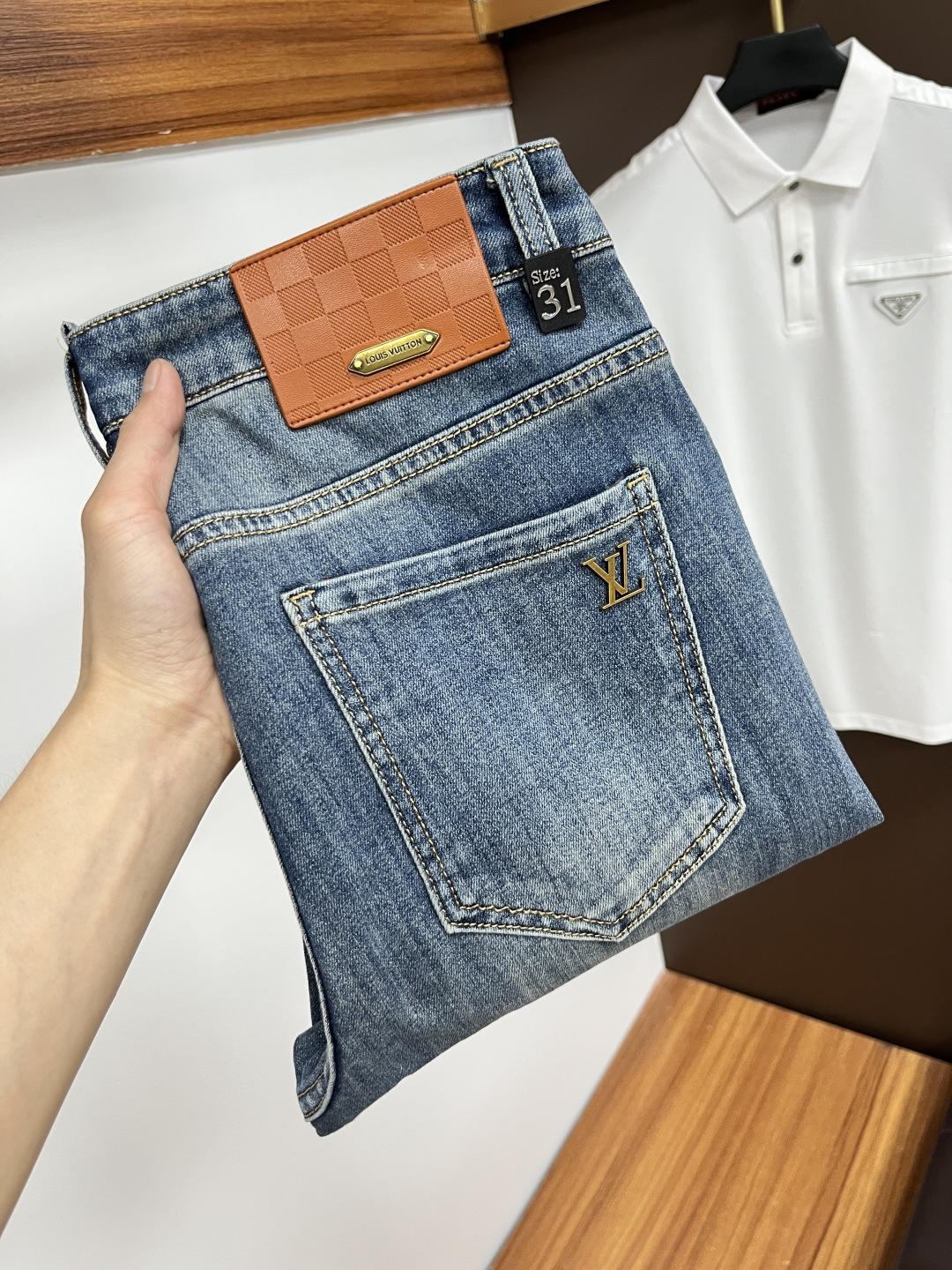 NO:474075,LV The latest jeans in summer 2025 are stress-free when entering and leaving the store. Hot-selling counters. Taste and value are shared. They are very comfortable to wear. Low-key and luxurious. They are very classy when worn. There is no need to say much about the style and cutting of the pants. The upper body is exquisite and vivid. The truly first-class quality is a top-notch material. The real palace-grade casual pants are made of Turkey cotton and produce the most famous tannin fabric. The quality is excellent. The pants are soft after heavy washing. The straight-footed style is not picky. The upper body is absolutely stylish. L25 is extremely luxurious!  Size 29-38, louis vuitton,jeans,alexander wang19860909LV 2025年夏季最新品牛仔裤出入专卖店无压力 专柜热销款 品味与价值共享 身穿着非常舒适 低调不失奢华 穿出去非常有档次,裤型款式和裁剪亦无需多言 上身精致跃然.真正一等一顶级质料 真正殿堂级的休闲裤,选用土耳其的棉花 生产出最有名的单宁布 品质卓然 经过重水洗使得裤子很柔软 直脚的版型 不挑人 上身绝对的有型 L25 极度奢华！尺码29-38,,louis vuitton,jeans,alexander wang,Men's clothing