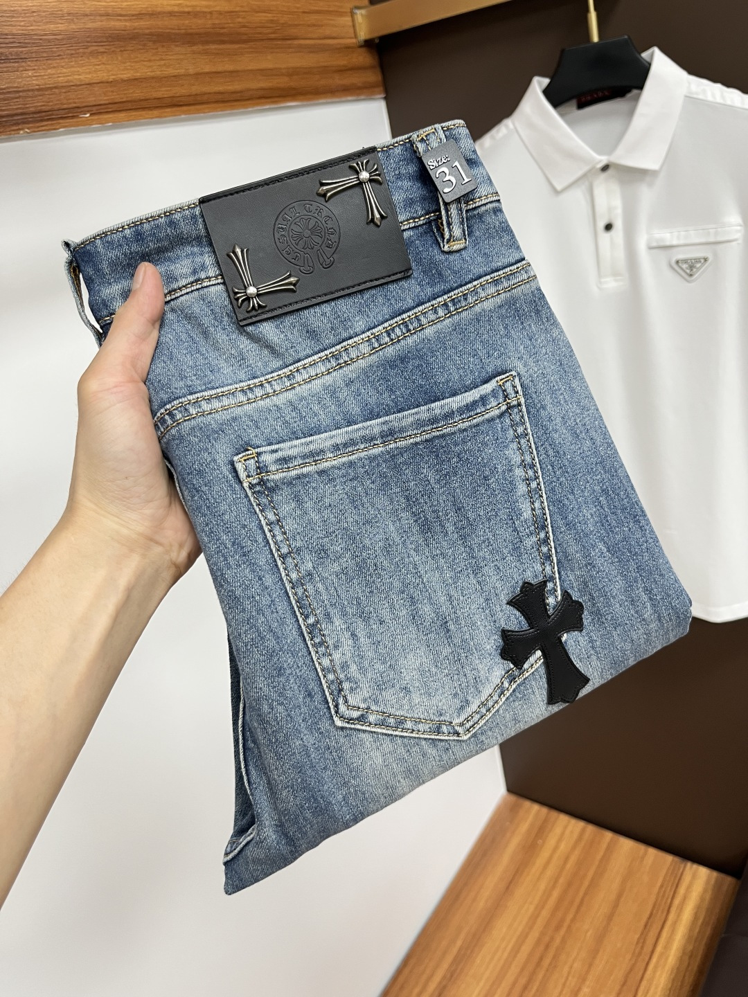 NO:474079,Croxin The latest jeans in summer 2025 are stress-free when entering and leaving the store. Hot-selling counters. Taste and value are shared. They are very comfortable to wear. Low-key and luxurious. They are very classy when worn. There is no need to say much about the style and cutting of the pants. The upper body is exquisite and vivid. The truly first-class quality is a top-notch material. The real palace-grade casual pants are made of Turkey cotton and produce the most famous tannin fabric. The quality is excellent. The pants are soft after heavy washing. The straight-footed style is not picky. The upper body is absolutely stylish. L25 is extremely luxurious!  Size 29-38, Chrome hearts, jeans, alexander wang19860909克罗心 2025年夏季最新品牛仔裤出入专卖店无压力 专柜热销款 品味与价值共享 身穿着非常舒适 低调不失奢华 穿出去非常有档次,裤型款式和裁剪亦无需多言 上身精致跃然.真正一等一顶级质料 真正殿堂级的休闲裤,选用土耳其的棉花 生产出最有名的单宁布 品质卓然 经过重水洗使得裤子很柔软 直脚的版型 不挑人 上身绝对的有型 L25 极度奢华！尺码29-38,,chrome hearts,jeans,alexander wang,Men's clothing