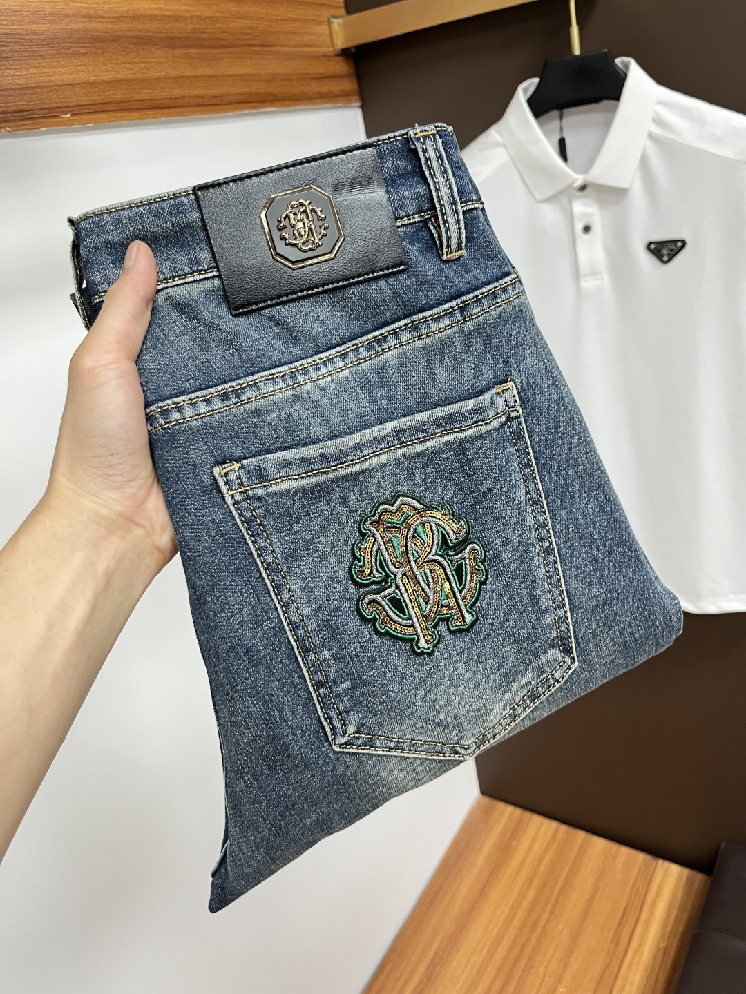 NO:474064,Cavalli The latest jeans in summer 2025 are stress-free when entering and leaving the store. Hot-selling counters. Taste and value are shared. They are very comfortable to wear. Low-key and luxurious. They are very classy when worn. There is no need to say much about the style and cutting of the pants. The upper body is exquisite and vivid. The truly first-class quality is a top-notch material. The real palace-grade casual pants are made of Turkey cotton and produce the most famous tannin fabric. The quality is excellent. The pants are soft after heavy washing. The straight-footed style is not picky. The upper body is absolutely stylish. L25 is extremely luxurious!  Size 29-38, jeans,alexander wang19860909卡沃利 2025年夏季最新品牛仔裤出入专卖店无压力 专柜热销款 品味与价值共享 身穿着非常舒适 低调不失奢华 穿出去非常有档次,裤型款式和裁剪亦无需多言 上身精致跃然.真正一等一顶级质料 真正殿堂级的休闲裤,选用土耳其的棉花 生产出最有名的单宁布 品质卓然 经过重水洗使得裤子很柔软 直脚的版型 不挑人 上身绝对的有型 L25 极度奢华！尺码29-38,,jeans,alexander wang,Men's clothing