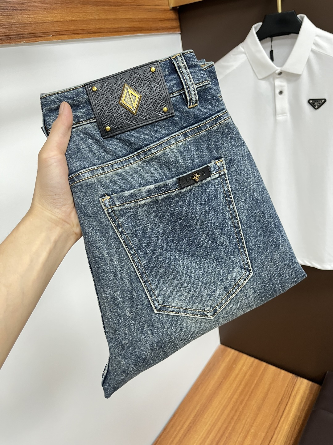 NO:474068,Dior's latest summer 2025 jeans are stress-free when entering and leaving the store. Hot-selling counters. Taste and value are shared. They are very comfortable to wear. Low-key and luxurious. They are very classy when worn. There is no need to say much about the style and cutting of the pants. The upper body is exquisite and vivid. The truly first-class quality is a top-notch material. The real palace-grade casual pants are made of Turkey cotton and produce the most famous tannin fabric. The quality is excellent. The pants are soft after heavy washing. The straight-footed style is not picky. The upper body is absolutely stylish. L25 is extremely luxurious!  Size 29-38, Dior, Jeans, Alexander wang19860909迪奥 2025年夏季最新品牛仔裤出入专卖店无压力 专柜热销款 品味与价值共享 身穿着非常舒适 低调不失奢华 穿出去非常有档次,裤型款式和裁剪亦无需多言 上身精致跃然.真正一等一顶级质料 真正殿堂级的休闲裤,选用土耳其的棉花 生产出最有名的单宁布 品质卓然 经过重水洗使得裤子很柔软 直脚的版型 不挑人 上身绝对的有型 L25 极度奢华！尺码29-38,,dior,jeans,alexander wang,Men's clothing