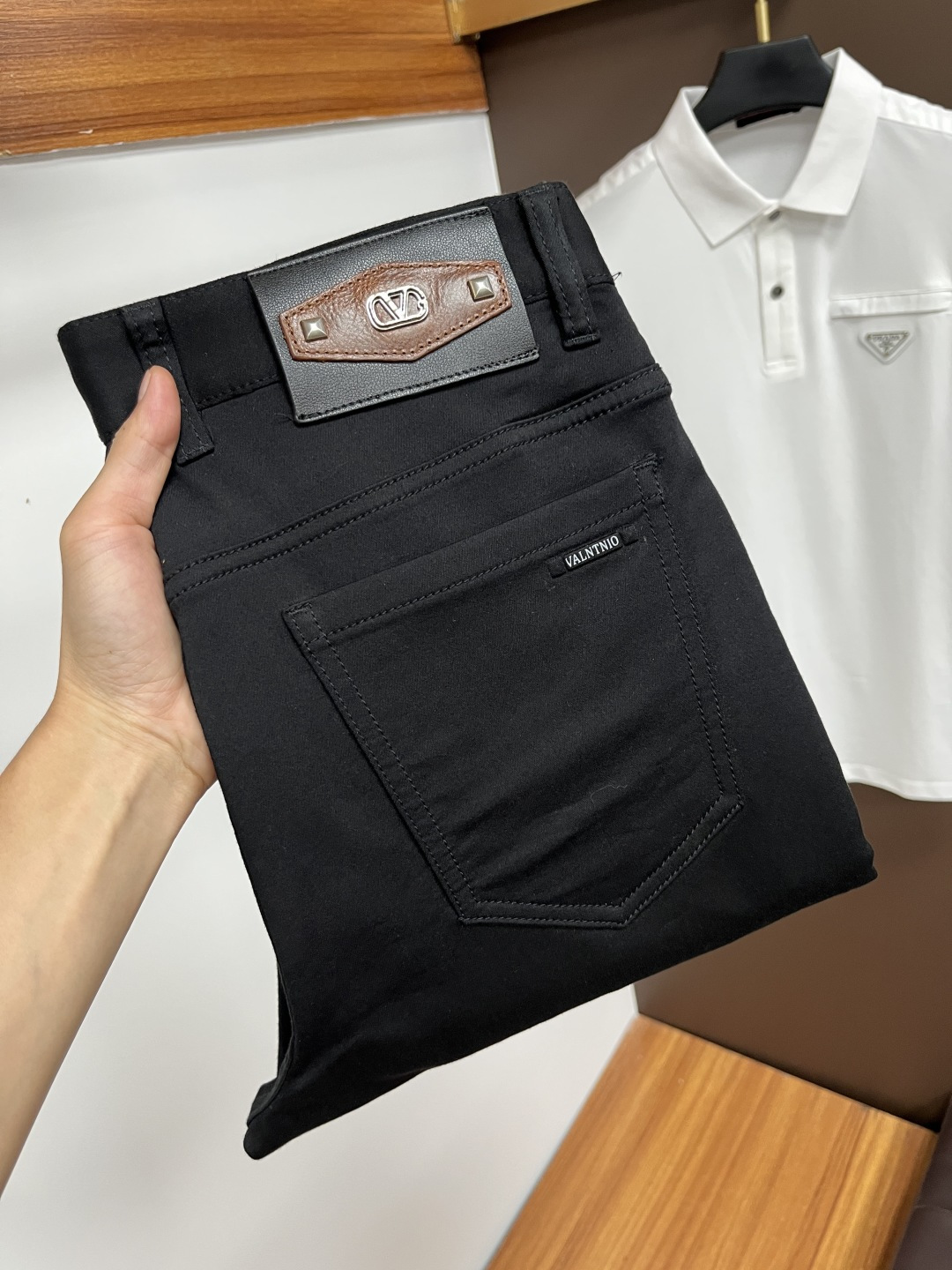 NO:482776,Valentino The latest jeans in summer 2025 are stress-free when entering and leaving the store. Hot-selling counters. Taste and value are shared. They are very comfortable to wear. Low-key and luxurious. They are very classy when worn. There is no need to say much about the style and cutting of the pants. The upper body is exquisite and vivid. The truly first-class quality is a top-notch material. The real palace-grade casual pants are made of Turkey cotton and produce the most famous tannin fabric. The quality is excellent. The pants are soft after heavy washing. The straight-footed style is not picky. The upper body is absolutely stylish. L25 is extremely luxurious!  Size 29-38, valentino, jeans, alexander wang19860909华伦天奴 2025年夏季最新品牛仔裤出入专卖店无压力 专柜热销款 品味与价值共享 身穿着非常舒适 低调不失奢华 穿出去非常有档次,裤型款式和裁剪亦无需多言 上身精致跃然.真正一等一顶级质料 真正殿堂级的休闲裤,选用土耳其的棉花 生产出最有名的单宁布 品质卓然 经过重水洗使得裤子很柔软 直脚的版型 不挑人 上身绝对的有型 L25 极度奢华！尺码29-38,,valentino,jeans,alexander wang,Men's clothing