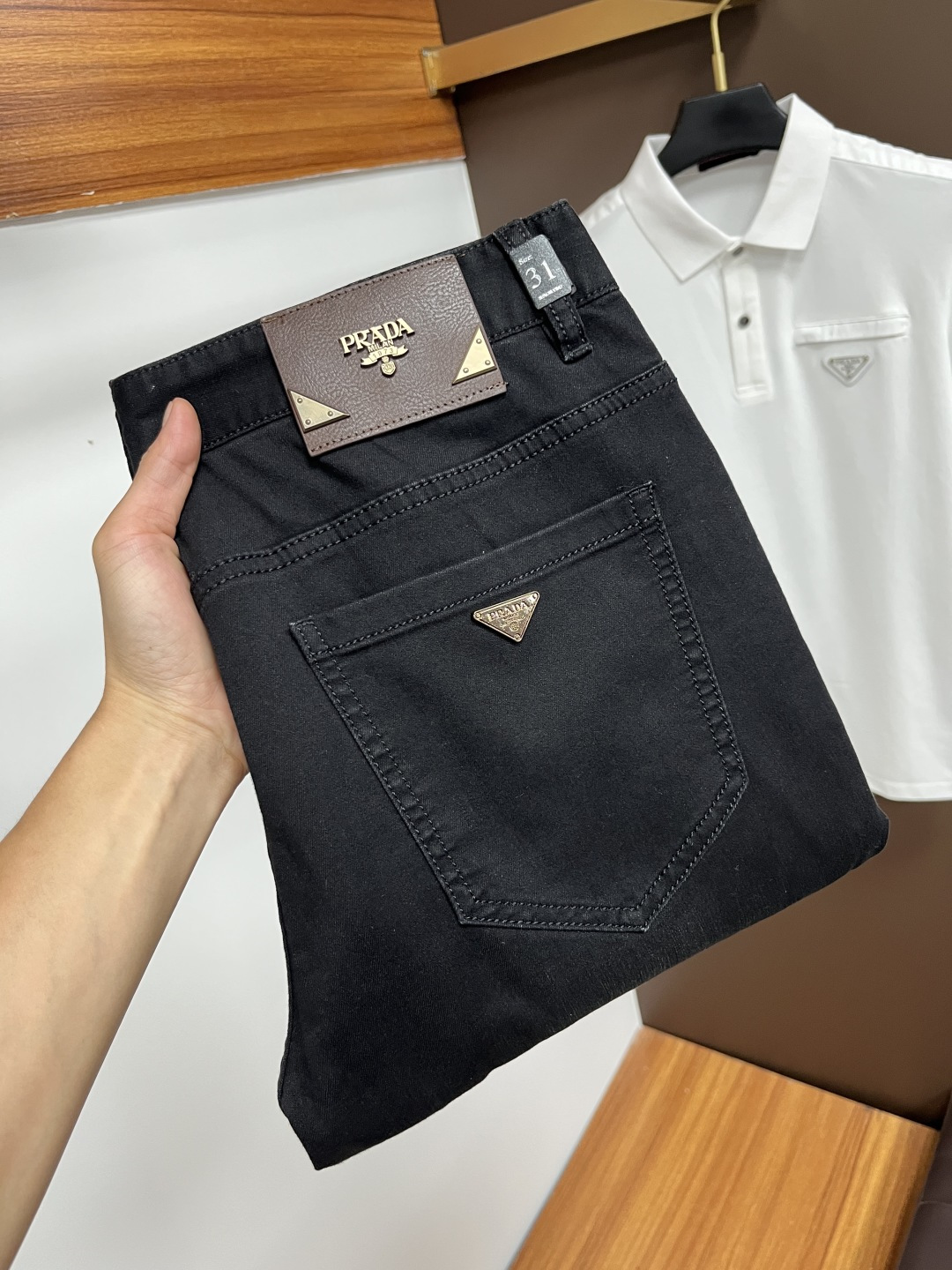 NO:504928,Prada is the latest jeans in summer, and there is no pressure to go in and out of the store. The counter is popular. Taste and value are shared. It is very comfortable to wear. It is low-key and luxurious. It is very classy when worn. The trouser style and cutting are not too much. The upper body is exquisite and vivid. It is truly first-class and top-quality. The real palace-grade casual pants are made of Turkey cotton and produce the most famous tannin cloth. The quality is excellent. It is heavy washing and makes the pants very soft. The straight-footed style is not picky. The upper body is absolutely stylish. L25 is extremely luxurious!  Size 29-38, prada, jeans, alexander wang19860909普拉达 年夏季最新品牛仔裤出入专卖店无压力 专柜热销款 品味与价值共享 身穿着非常舒适 低调不失奢华 穿出去非常有档次,裤型款式和裁剪亦无需多言 上身精致跃然.真正一等一顶级质料 真正殿堂级的休闲裤,选用土耳其的棉花 生产出最有名的单宁布 品质卓然 经过重水洗使得裤子很柔软 直脚的版型 不挑人 上身绝对的有型 L25 极度奢华！尺码29-38,,prada,jeans,alexander wang,Men's clothing