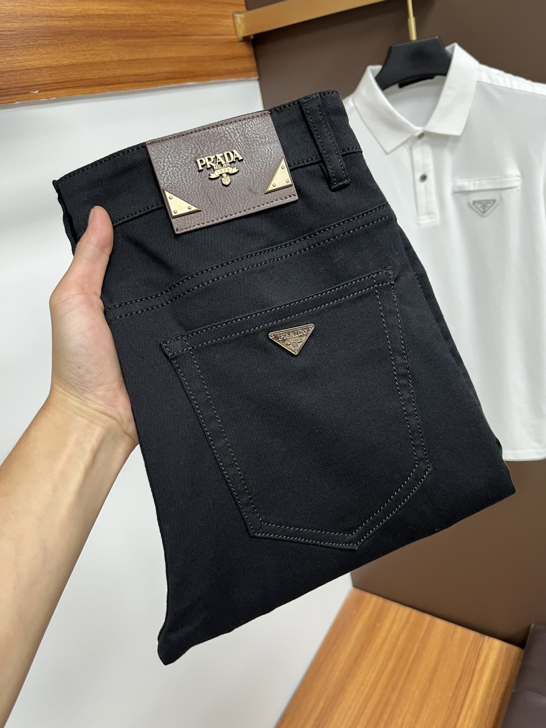 NO:482781,Prada's latest summer 2025 jeans are stress-free when entering and leaving the store. The counter is popular. Taste and value are shared. It is very comfortable to wear. It is low-key and luxurious. It is very classy when worn. The trouser style and cutting are not much to say. The upper body is exquisite and vivid. It is truly first-class and top-quality. The real palace-grade casual pants are made of Turkey cotton and produce the most famous tannin cloth. The quality is excellent. It is heavy washing and makes the pants very soft. The straight-footed style is not picky. The upper body is absolutely stylish. L25 is extremely luxurious!  Size 29-38, prada, jeans, alexander wang19860909普拉达 2025年夏季最新品牛仔裤出入专卖店无压力 专柜热销款 品味与价值共享 身穿着非常舒适 低调不失奢华 穿出去非常有档次,裤型款式和裁剪亦无需多言 上身精致跃然.真正一等一顶级质料 真正殿堂级的休闲裤,选用土耳其的棉花 生产出最有名的单宁布 品质卓然 经过重水洗使得裤子很柔软 直脚的版型 不挑人 上身绝对的有型 L25 极度奢华！尺码29-38,,prada,jeans,alexander wang,Men's clothing