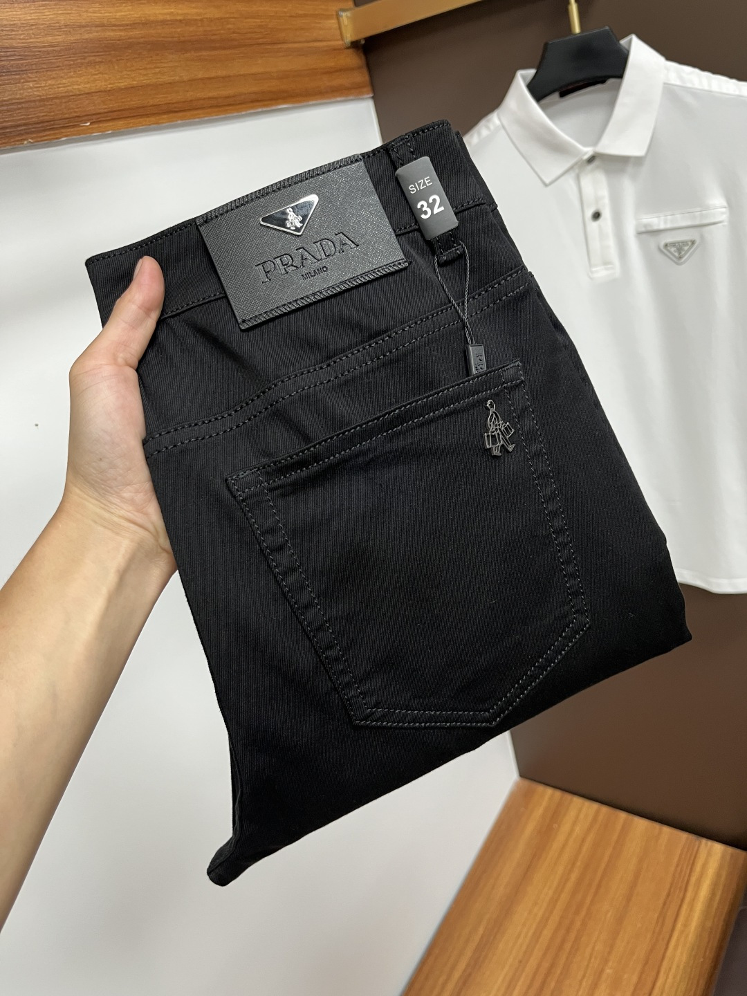 NO:500465,Prada's latest summer 2025 jeans are stress-free when entering and leaving the store. The counter is popular. Taste and value are shared. It is very comfortable to wear. It is low-key and luxurious. It is very classy when worn. The trouser style and cutting are not much to say. The upper body is exquisite and vivid. It is truly first-class and top-quality. The real palace-grade casual pants are made of Turkey cotton and produce the most famous tannin cloth. The quality is excellent. It is heavy washing and makes the pants very soft. The straight-footed style is not picky. The upper body is absolutely stylish. L25 is extremely luxurious!  Size 29-38, prada, jeans, alexander wang19860909普拉达 2025年夏季最新品牛仔裤出入专卖店无压力 专柜热销款 品味与价值共享 身穿着非常舒适 低调不失奢华 穿出去非常有档次,裤型款式和裁剪亦无需多言 上身精致跃然.真正一等一顶级质料 真正殿堂级的休闲裤,选用土耳其的棉花 生产出最有名的单宁布 品质卓然 经过重水洗使得裤子很柔软 直脚的版型 不挑人 上身绝对的有型 L25 极度奢华！尺码29-38,,prada,jeans,alexander wang,Men's clothing