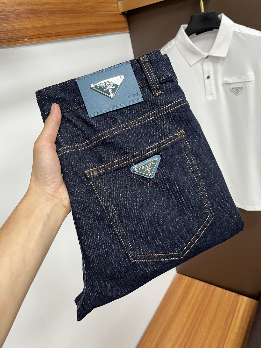 NO:471635,Prada's latest summer 2025 jeans are stress-free when entering and leaving the store. The counter is popular. Taste and value are shared. It is very comfortable to wear. It is low-key and luxurious. It is very classy when worn. The trouser style and cutting are not much to say. The upper body is exquisite and vivid. It is truly first-class and top-quality. The real palace-grade casual pants are made of Turkey cotton and produce the most famous tannin cloth. The quality is excellent. It is heavy washing and makes the pants very soft. The straight-footed style is not picky. The upper body is absolutely stylish. L25 is extremely luxurious!  Size 29-38, prada, jeans, alexander wang19860909普拉达 2025年夏季最新品牛仔裤出入专卖店无压力 专柜热销款 品味与价值共享 身穿着非常舒适 低调不失奢华 穿出去非常有档次,裤型款式和裁剪亦无需多言 上身精致跃然.真正一等一顶级质料 真正殿堂级的休闲裤,选用土耳其的棉花 生产出最有名的单宁布 品质卓然 经过重水洗使得裤子很柔软 直脚的版型 不挑人 上身绝对的有型 L25 极度奢华！尺码29-38,,prada,jeans,alexander wang,Men's clothing