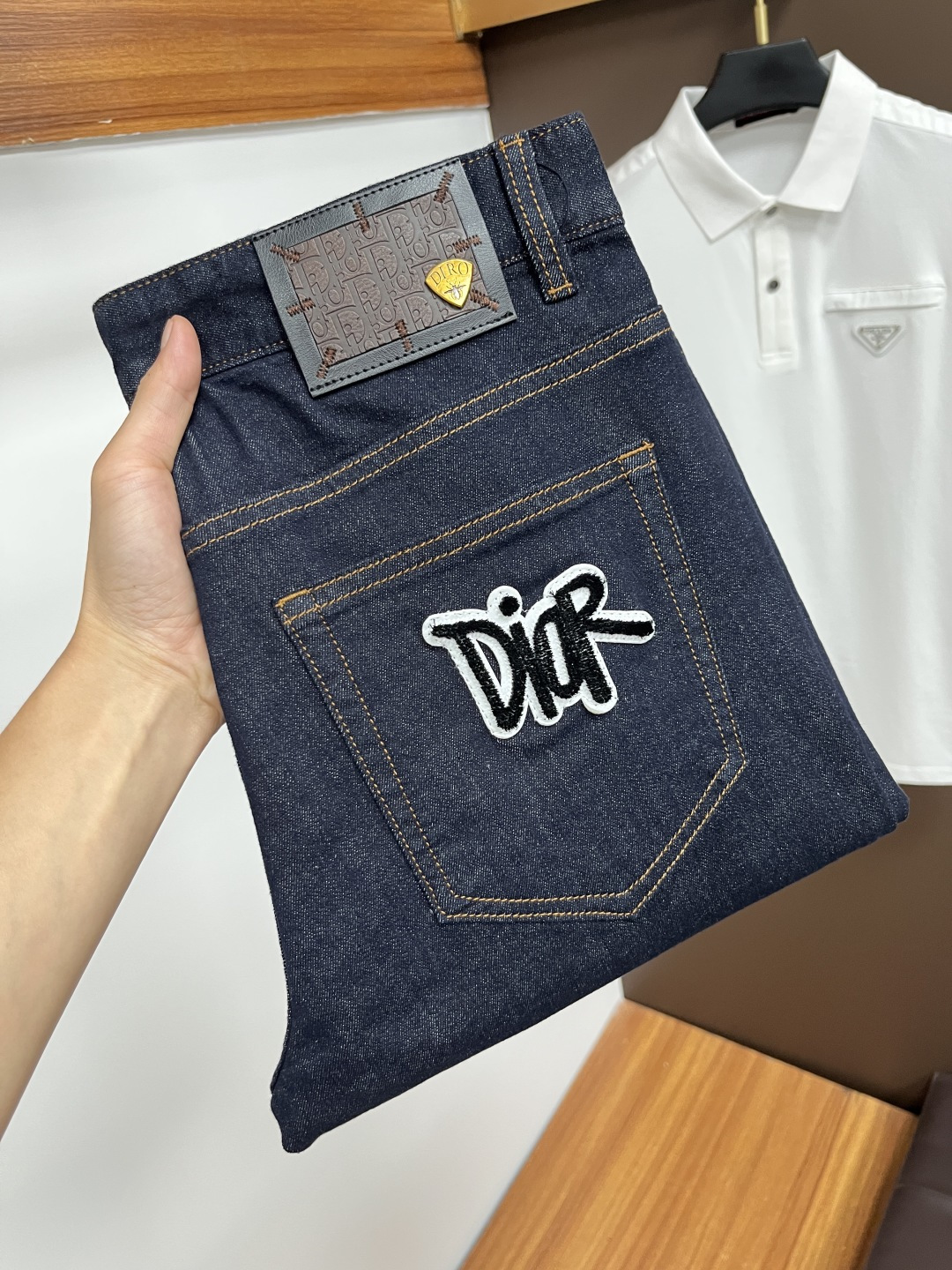 NO:471640,Dior's latest summer 2025 jeans are stress-free when entering and leaving the store. Hot-selling counters. Taste and value are shared. They are very comfortable to wear. Low-key and luxurious. They are very classy when worn. There is no need to say much about the style and cutting of the pants. The upper body is exquisite and vivid. The truly first-class quality is a top-notch material. The real palace-grade casual pants are made of Turkey cotton and produce the most famous tannin fabric. The quality is excellent. The pants are soft after heavy washing. The straight-footed style is not picky. The upper body is absolutely stylish. L25 is extremely luxurious!  Size 29-38, Dior, Jeans, Alexander wang19860909迪奥 2025年夏季最新品牛仔裤出入专卖店无压力 专柜热销款 品味与价值共享 身穿着非常舒适 低调不失奢华 穿出去非常有档次,裤型款式和裁剪亦无需多言 上身精致跃然.真正一等一顶级质料 真正殿堂级的休闲裤,选用土耳其的棉花 生产出最有名的单宁布 品质卓然 经过重水洗使得裤子很柔软 直脚的版型 不挑人 上身绝对的有型 L25 极度奢华！尺码29-38,,dior,jeans,alexander wang,Men's clothing