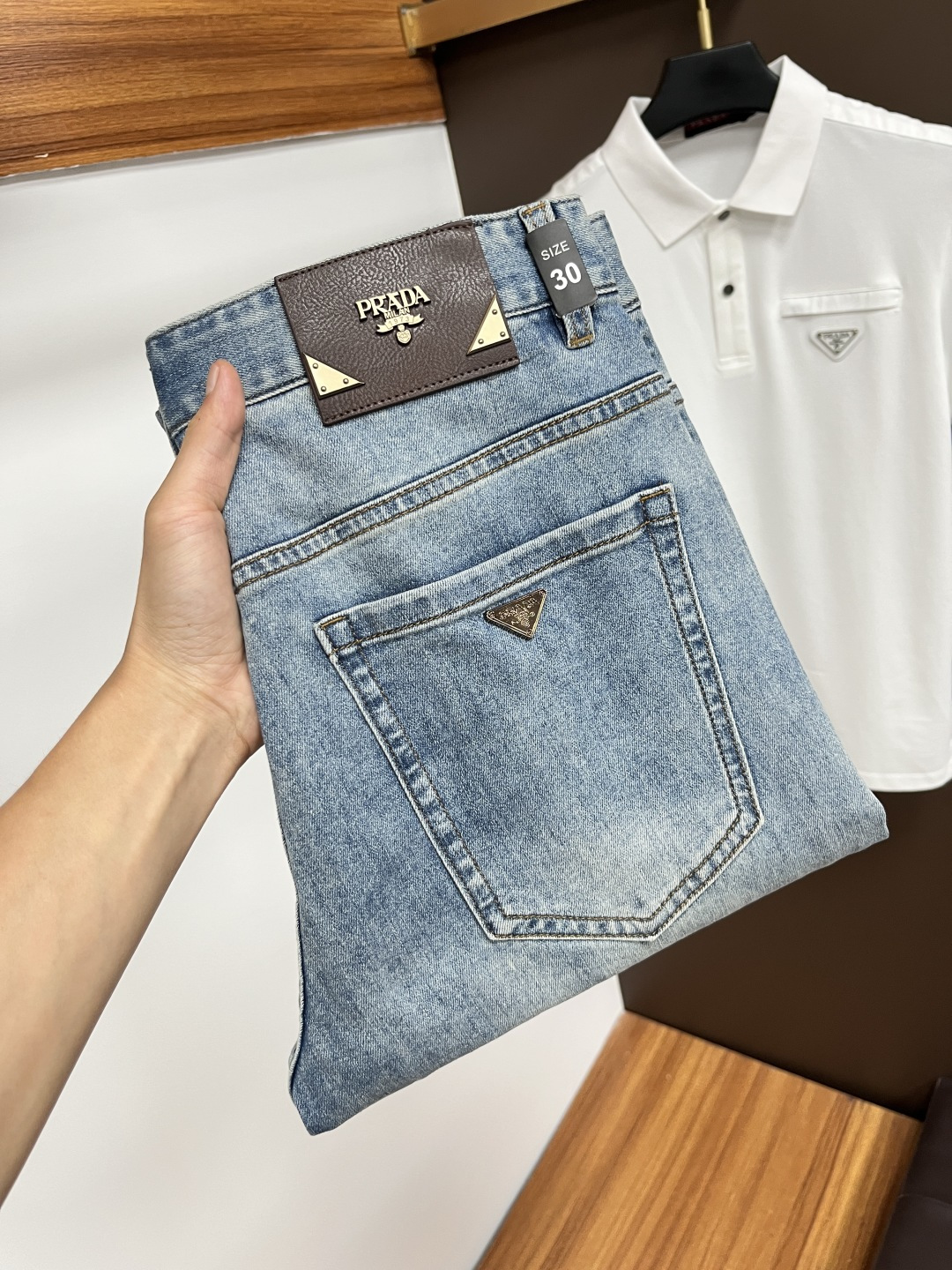 NO:482818,Prada's latest summer 2025 jeans are stress-free when entering and leaving the store. The counter is popular. Taste and value are shared. It is very comfortable to wear. It is low-key and luxurious. It is very classy when worn. The trouser style and cutting are not much to say. The upper body is exquisite and vivid. It is truly first-class and top-quality. The real palace-grade casual pants are made of Turkey cotton and produce the most famous tannin cloth. The quality is excellent. It is heavy washing and makes the pants very soft. The straight-footed style is not picky. The upper body is absolutely stylish. L25 is extremely luxurious!  Size 29-38, prada, jeans, alexander wang19860909普拉达 2025年夏季最新品牛仔裤出入专卖店无压力 专柜热销款 品味与价值共享 身穿着非常舒适 低调不失奢华 穿出去非常有档次,裤型款式和裁剪亦无需多言 上身精致跃然.真正一等一顶级质料 真正殿堂级的休闲裤,选用土耳其的棉花 生产出最有名的单宁布 品质卓然 经过重水洗使得裤子很柔软 直脚的版型 不挑人 上身绝对的有型 L25 极度奢华！尺码29-38,,prada,jeans,alexander wang,Men's clothing