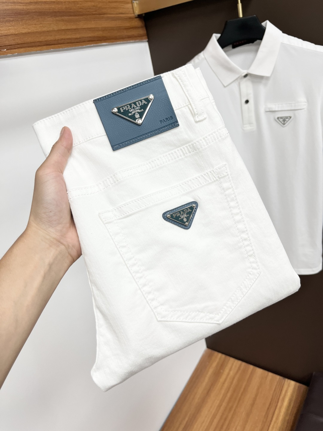 NO:459163,Prada's latest summer 2025 jeans are stress-free when entering and leaving the store. The counter is popular. Taste and value are shared. It is very comfortable to wear. It is low-key and luxurious. It is very classy when worn. The trouser style and cutting are not much to say. The upper body is exquisite and vivid. It is truly first-class and top-quality. The real palace-grade casual pants are made of Turkey cotton and produce the most famous tannin cloth. The quality is excellent. It is heavy washing and makes the pants very soft. The straight-footed style is not picky. The upper body is absolutely stylish. L25 is extremely luxurious!  Size 29-38, prada, jeans, alexander wang19860909普拉达 2025年夏季最新品牛仔裤出入专卖店无压力 专柜热销款 品味与价值共享 身穿着非常舒适 低调不失奢华 穿出去非常有档次,裤型款式和裁剪亦无需多言 上身精致跃然.真正一等一顶级质料 真正殿堂级的休闲裤,选用土耳其的棉花 生产出最有名的单宁布 品质卓然 经过重水洗使得裤子很柔软 直脚的版型 不挑人 上身绝对的有型 L25 极度奢华！尺码29-38,,prada,jeans,alexander wang,Men's clothing