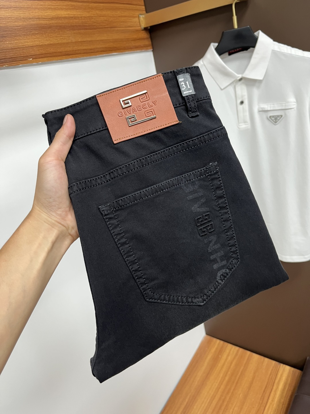 NO:459165,Givenchy's latest summer 2025 jeans are stress-free when entering and leaving the store. Hot-selling counters. Taste and value are shared. They are very comfortable to wear. Low-key and luxurious. They are very classy when worn. There is no need to say much about the style and cutting of the pants. The upper body is exquisite and vivid. The true first-class quality is a truly palace-grade casual pants, which are made of Turkish cotton, and produce the most famous tannin cloth. The quality is excellent. The pants are soft after heavy washing. The straight-footed style is not picky. The upper body is absolutely stylish. L25 is extremely luxurious!  Size 29-38, given jeans, alexander wang19860909纪梵希 2025年夏季最新品牛仔裤出入专卖店无压力 专柜热销款 品味与价值共享 身穿着非常舒适 低调不失奢华 穿出去非常有档次,裤型款式和裁剪亦无需多言 上身精致跃然.真正一等一顶级质料 真正殿堂级的休闲裤,选用土耳其的棉花 生产出最有名的单宁布 品质卓然 经过重水洗使得裤子很柔软 直脚的版型 不挑人 上身绝对的有型 L25 极度奢华！尺码29-38,,givenchy,jeans,alexander wang,Men's clothing