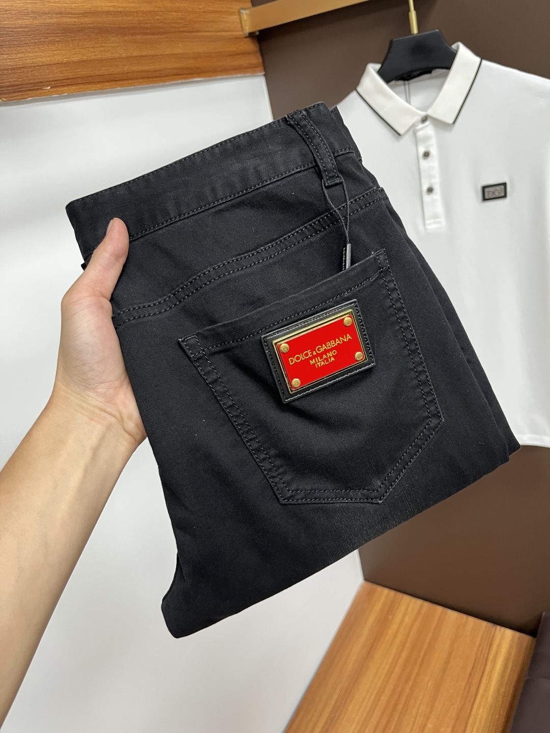 NO:459167,DG's latest summer 2025 jeans are stress-free when entering and leaving the store. Hot-selling counters. Taste and value are shared. They are very comfortable to wear. Low-key and luxurious. They are very classy when worn. There is no need to say much about the style and cutting of the pants. The upper body is exquisite and vivid. The truly first-class quality is a top-notch material. The real palace-grade casual pants are made of Turkey cotton and produce the most famous tannin fabric. The quality is excellent. The pants are soft after heavy washing. The straight-footed style is not picky. The upper body is absolutely stylish. L25 is extremely luxurious!  Size 29-38, jeans,alexander wang19860909DG 2025年夏季最新品牛仔裤出入专卖店无压力 专柜热销款 品味与价值共享 身穿着非常舒适 低调不失奢华 穿出去非常有档次,裤型款式和裁剪亦无需多言 上身精致跃然.真正一等一顶级质料 真正殿堂级的休闲裤,选用土耳其的棉花 生产出最有名的单宁布 品质卓然 经过重水洗使得裤子很柔软 直脚的版型 不挑人 上身绝对的有型 L25 极度奢华！尺码29-38,,jeans,alexander wang,Men's clothing