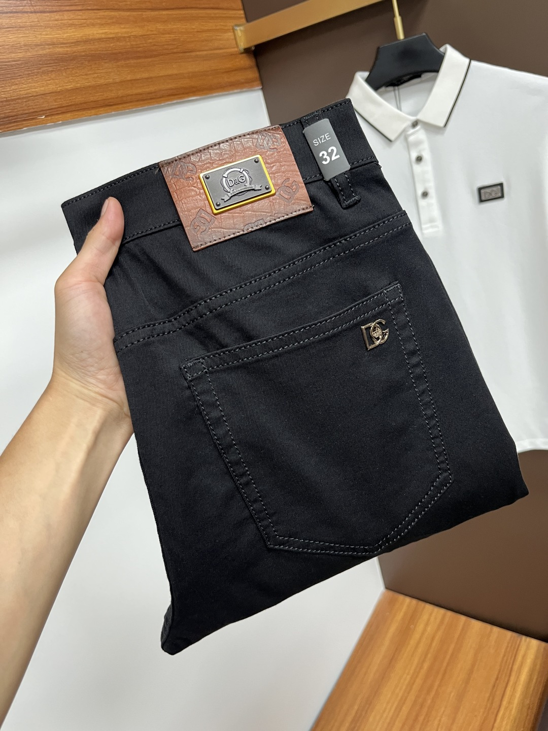 NO:498790,DG's latest summer 2025 jeans are stress-free when entering and leaving the store. Hot-selling counters. Taste and value are shared. They are very comfortable to wear. Low-key and luxurious. They are very classy when worn. There is no need to say much about the style and cutting of the pants. The upper body is exquisite and vivid. The truly first-class quality is a top-notch material. The real palace-grade casual pants are made of Turkey cotton and produce the most famous tannin fabric. The quality is excellent. The pants are soft after heavy washing. The straight-footed style is not picky. The upper body is absolutely stylish. L25 is extremely luxurious!  Size 29-38, jeans,alexander wang19860909DG 2025年夏季最新品牛仔裤出入专卖店无压力 专柜热销款 品味与价值共享 身穿着非常舒适 低调不失奢华 穿出去非常有档次,裤型款式和裁剪亦无需多言 上身精致跃然.真正一等一顶级质料 真正殿堂级的休闲裤,选用土耳其的棉花 生产出最有名的单宁布 品质卓然 经过重水洗使得裤子很柔软 直脚的版型 不挑人 上身绝对的有型 L25 极度奢华！尺码29-38,,jeans,alexander wang,Men's clothing