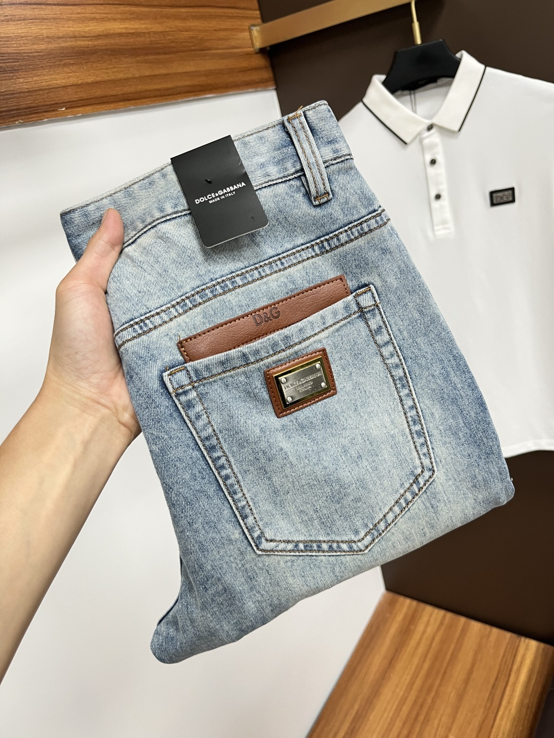 NO:448210,DG's latest summer 2025 jeans are stress-free when entering and leaving the store. Hot-selling counters. Taste and value are shared. They are very comfortable to wear. Low-key and luxurious. They are very classy when worn. There is no need to say much about the style and cutting of the pants. The upper body is exquisite and vivid. The truly first-class quality is a top-notch material. The real palace-grade casual pants are made of Turkey cotton and produce the most famous tannin fabric. The quality is excellent. The pants are soft after heavy washing. The straight-footed style is not picky. The upper body is absolutely stylish. L25 is extremely luxurious!  Size 29-38, jeans,alexander wang19860909DG 2025年夏季最新品牛仔裤出入专卖店无压力 专柜热销款 品味与价值共享 身穿着非常舒适 低调不失奢华 穿出去非常有档次,裤型款式和裁剪亦无需多言 上身精致跃然.真正一等一顶级质料 真正殿堂级的休闲裤,选用土耳其的棉花 生产出最有名的单宁布 品质卓然 经过重水洗使得裤子很柔软 直脚的版型 不挑人 上身绝对的有型 L25 极度奢华！尺码29-38,,jeans,alexander wang,Men's clothing