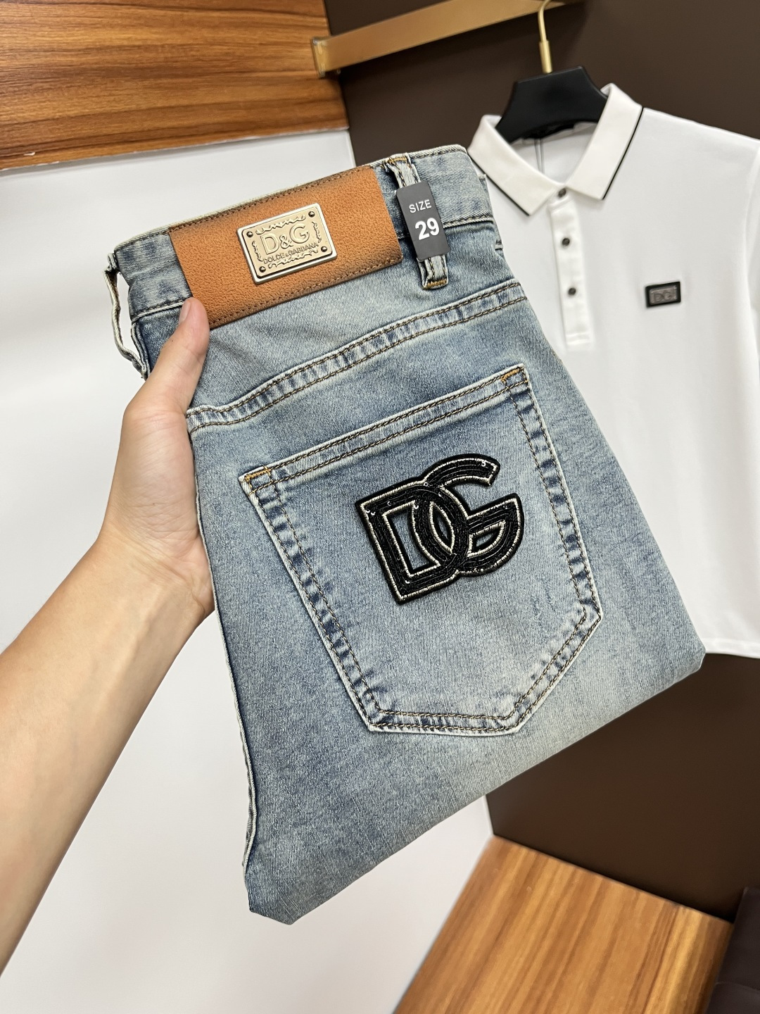 NO:471594,DG's latest summer 2025 jeans are stress-free when entering and leaving the store. Hot-selling counters. Taste and value are shared. They are very comfortable to wear. Low-key and luxurious. They are very classy when worn. There is no need to say much about the style and cutting of the pants. The upper body is exquisite and vivid. The truly first-class quality is a top-notch material. The real palace-grade casual pants are made of Turkey cotton and produce the most famous tannin fabric. The quality is excellent. The pants are soft after heavy washing. The straight-footed style is not picky. The upper body is absolutely stylish. L25 is extremely luxurious!  Size 29-38, jeans,alexander wang19860909DG 2025年夏季最新品牛仔裤出入专卖店无压力 专柜热销款 品味与价值共享 身穿着非常舒适 低调不失奢华 穿出去非常有档次,裤型款式和裁剪亦无需多言 上身精致跃然.真正一等一顶级质料 真正殿堂级的休闲裤,选用土耳其的棉花 生产出最有名的单宁布 品质卓然 经过重水洗使得裤子很柔软 直脚的版型 不挑人 上身绝对的有型 L25 极度奢华！尺码29-38,,jeans,alexander wang,Men's clothing