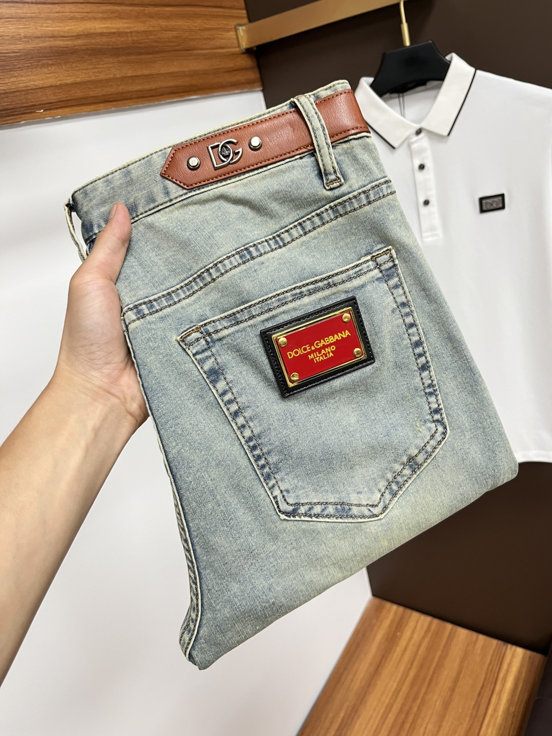 NO:468935,DG's latest summer jeans are stress-free when entering and leaving the store. Hot-selling counters. Taste and value are shared. They are very comfortable to wear. Low-key and luxurious. They are very classy when worn. There is no need to say much about the style and cutting of the pants. The upper body is exquisite and vivid. The true first-class quality is a truly palace-grade casual pants, which are made of Turkish cotton, and produce the most famous tannin cloth. The quality is excellent. The pants are soft after heavy washing. The straight-footed style is not picky. The upper body is absolutely stylish. L25 is extremely luxurious!  Size 29-38, jeans,alexander wang19860909DG 年夏季最新品牛仔裤出入专卖店无压力 专柜热销款 品味与价值共享 身穿着非常舒适 低调不失奢华 穿出去非常有档次,裤型款式和裁剪亦无需多言 上身精致跃然.真正一等一顶级质料 真正殿堂级的休闲裤,选用土耳其的棉花 生产出最有名的单宁布 品质卓然 经过重水洗使得裤子很柔软 直脚的版型 不挑人 上身绝对的有型 L25 极度奢华！尺码29-38,,jeans,alexander wang,Men's clothing