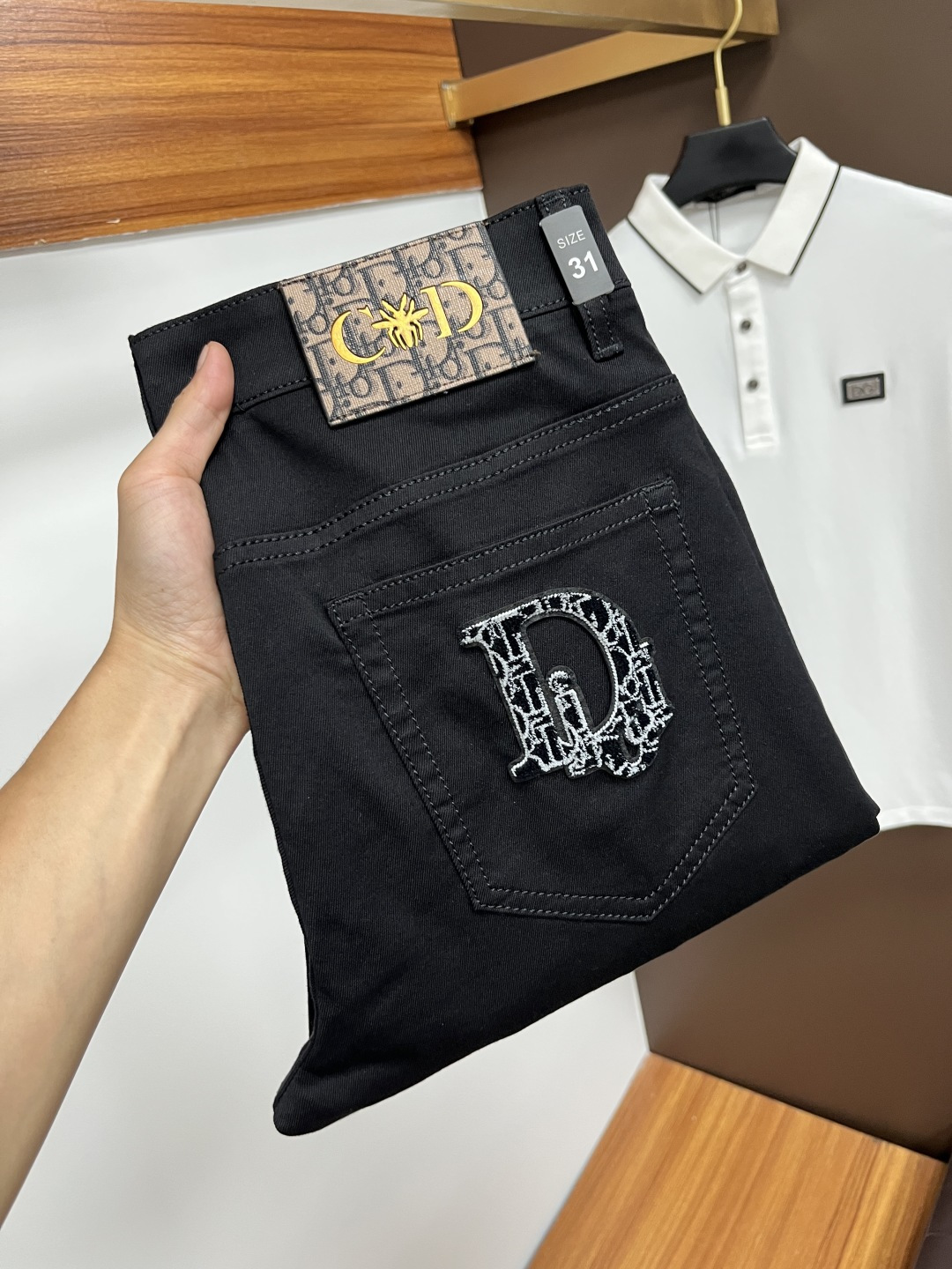 NO:462322,Dior's latest summer 2025 jeans are stress-free when entering and leaving the store. Hot-selling counters. Taste and value are shared. They are very comfortable to wear. Low-key and luxurious. They are very classy when worn. There is no need to say much about the style and cutting of the pants. The upper body is exquisite and vivid. The truly first-class quality is a top-notch material. The real palace-grade casual pants are made of Turkey cotton and produce the most famous tannin fabric. The quality is excellent. The pants are soft after heavy washing. The straight-footed style is not picky. The upper body is absolutely stylish. L25 is extremely luxurious!  Size 29-38, Dior, Jeans, Alexander wang19860909迪奥 2025年夏季最新品牛仔裤出入专卖店无压力 专柜热销款 品味与价值共享 身穿着非常舒适 低调不失奢华 穿出去非常有档次,裤型款式和裁剪亦无需多言 上身精致跃然.真正一等一顶级质料 真正殿堂级的休闲裤,选用土耳其的棉花 生产出最有名的单宁布 品质卓然 经过重水洗使得裤子很柔软 直脚的版型 不挑人 上身绝对的有型 L25 极度奢华！尺码29-38,,dior,jeans,alexander wang,Men's clothing