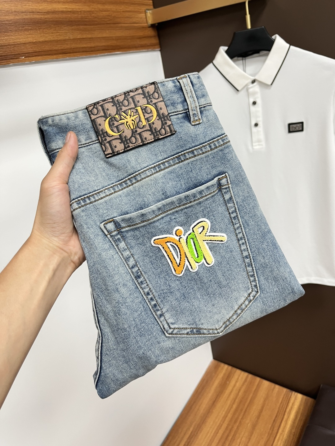 NO:451995,Dior 2025ss Snake Year Summer New Year Jeans. Original 1:1 production, perfect choice for daily life, simple, atmospheric, fashionable and stylish, customized imported tannin fabric, heavy industry washing process, complex and exquisite workmanship. It is easy to meet the needs of the four seasons, soft and elastic, smooth and neat, original auxiliary hardware, L10 upper body is comfortable and easy to match, durable code number 29-38, dior, jeans, alexander wang19860909迪奥 2025ss蛇年夏季贺岁款牛仔裤.原单1:1制作,日常必备的完美之选,简单大气亦时尚有型,定制进口丹宁面料 ,重工洗水工艺,做工复杂工艺精湛.轻松迎合四季需要,手感柔软带弹力,流畅利落,原版辅料五金,L10上身舒适非常易搭耐看码数29-38,,dior,jeans,alexander wang,Men's clothing