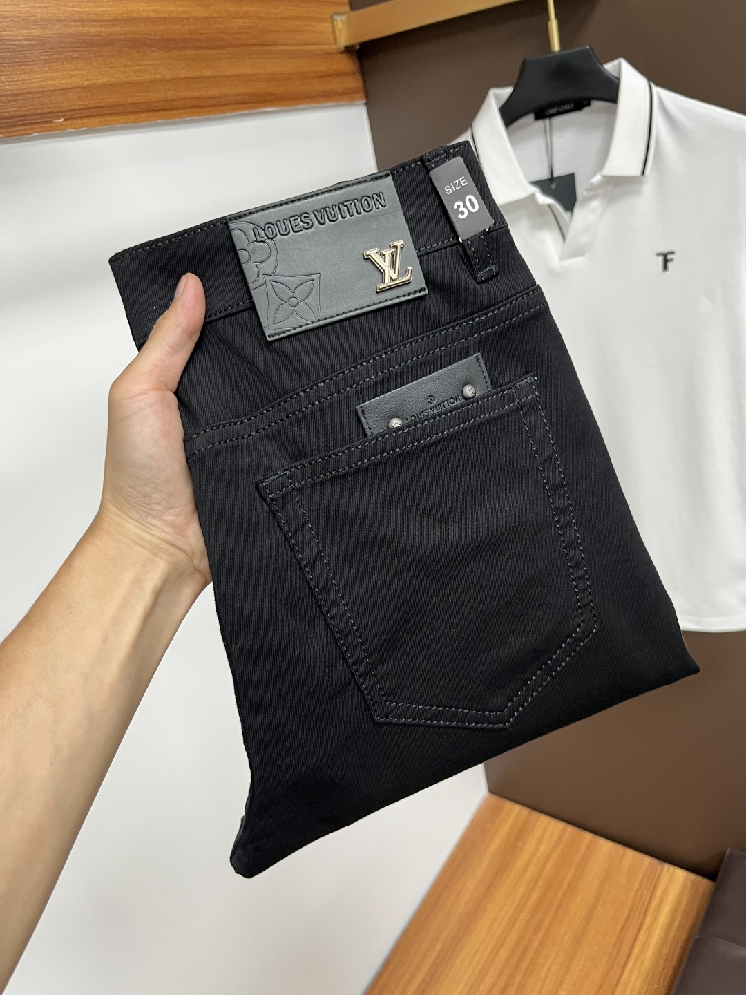 NO:452000,LV 2025ss Snake Year Summer New Year Jeans. Original 1:1 production, perfect choice for daily life, simple, atmospheric, fashionable and stylish, customized imported tannin fabric, heavy industry washing process, complex and exquisite workmanship. Easy to meet the needs of all seasons, soft and elastic, smooth and neat, original auxiliary materials, L10 upper body comfortable and easy to match, durable code number 29-38,,louis vuitton, jeans, alexander wang19860909LV 2025ss蛇年夏季贺岁款牛仔裤.原单1:1制作,日常必备的完美之选,简单大气亦时尚有型,定制进口丹宁面料 ,重工洗水工艺,做工复杂工艺精湛.轻松迎合四季需要,手感柔软带弹力,流畅利落,原版辅料五金,L10上身舒适非常易搭耐看码数29-38,,louis vuitton,jeans,alexander wang,Men's clothing