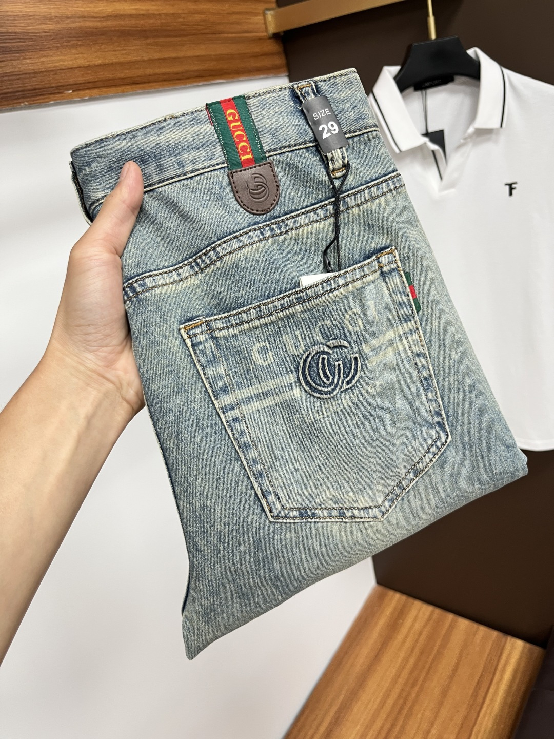 NO:450171,Guqi 2025ss Snake Summer New Year Jeans. Original 1:1 production, perfect choice for daily life, simple, elegant, fashionable and stylish, customized imported tannin fabric, heavy industry washing process, complex and exquisite workmanship. Easy to cater to the needs of all seasons, soft and elastic, smooth and neat, original auxiliary hardware, L10 upper body comfortable and easy to match, durable code number 29-38, jeans, alexander wang19860909古奇 2025ss蛇年夏季贺岁款牛仔裤.原单1:1制作,日常必备的完美之选,简单大气亦时尚有型,定制进口丹宁面料 ,重工洗水工艺,做工复杂工艺精湛.轻松迎合四季需要,手感柔软带弹力,流畅利落,原版辅料五金,L10上身舒适非常易搭耐看码数29-38,,jeans,alexander wang,Men's clothing