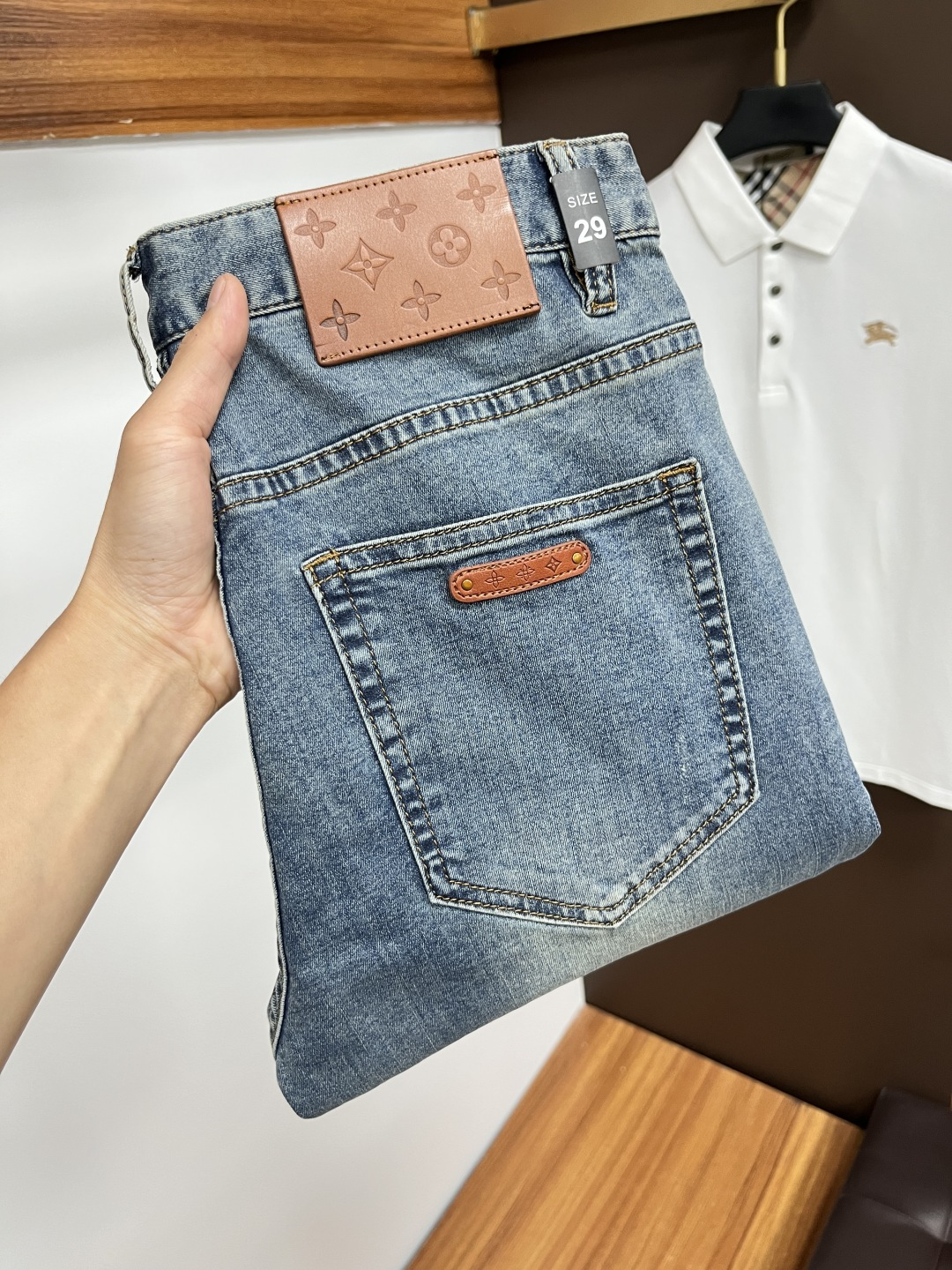 NO:503320,LV The latest jeans in summer 2025 are stress-free when entering and leaving the store. Hot-selling counters. Taste and value are shared. They are very comfortable to wear. Low-key and luxurious. They are very classy when worn. There is no need to say much about the style and cutting of the pants. The upper body is exquisite and vivid. The truly first-class quality is a top-notch material. The real palace-grade casual pants are made of Turkey cotton and produce the most famous tannin fabric. The quality is excellent. The pants are soft after heavy washing. The straight-footed style is not picky. The upper body is absolutely stylish. L25 is extremely luxurious!  Size 29-38, louis vuitton,jeans,alexander wang19860909LV 2025年夏季最新品牛仔裤出入专卖店无压力 专柜热销款 品味与价值共享 身穿着非常舒适 低调不失奢华 穿出去非常有档次,裤型款式和裁剪亦无需多言 上身精致跃然.真正一等一顶级质料 真正殿堂级的休闲裤,选用土耳其的棉花 生产出最有名的单宁布 品质卓然 经过重水洗使得裤子很柔软 直脚的版型 不挑人 上身绝对的有型 L25 极度奢华！尺码29-38,,louis vuitton,jeans,alexander wang,Men's clothing