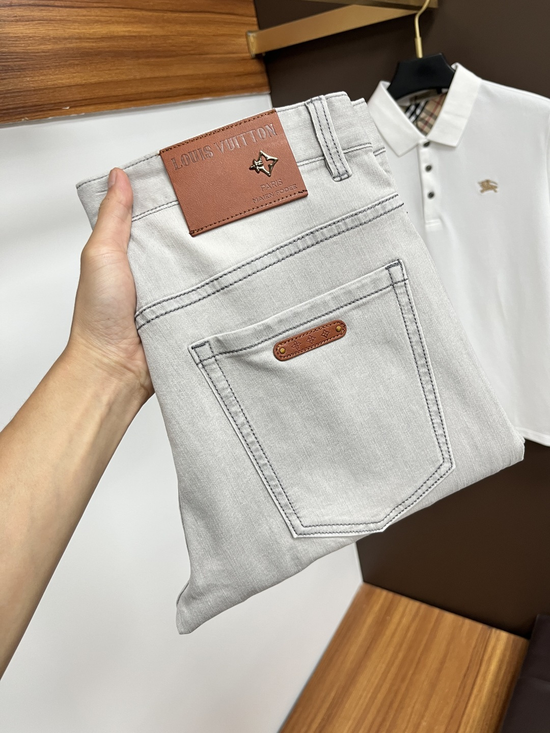 NO:520924,The latest jeans in the summer of LV are stress-free when entering and leaving the store. Hot-selling counters. Taste and value are shared. They are very comfortable to wear. Low-key and luxurious. They are very classy when worn. There is no need to say much about the style and cutting of the pants. The upper body is exquisite and vivid. The true first-class quality is a truly palace-grade casual pants, which are made of Turkish cotton, and produce the most famous tannin cloth. The quality is excellent. The pants are soft after heavy washing. The straight-footed style is not picky. The upper body is absolutely stylish. L25 is extremely luxurious!  Size 29-38, louis vuitton,jeans,alexander wang19860909LV 年夏季最新品牛仔裤出入专卖店无压力 专柜热销款 品味与价值共享 身穿着非常舒适 低调不失奢华 穿出去非常有档次,裤型款式和裁剪亦无需多言 上身精致跃然.真正一等一顶级质料 真正殿堂级的休闲裤,选用土耳其的棉花 生产出最有名的单宁布 品质卓然 经过重水洗使得裤子很柔软 直脚的版型 不挑人 上身绝对的有型 L25 极度奢华！尺码29-38,,louis vuitton,jeans,alexander wang,Men's clothing