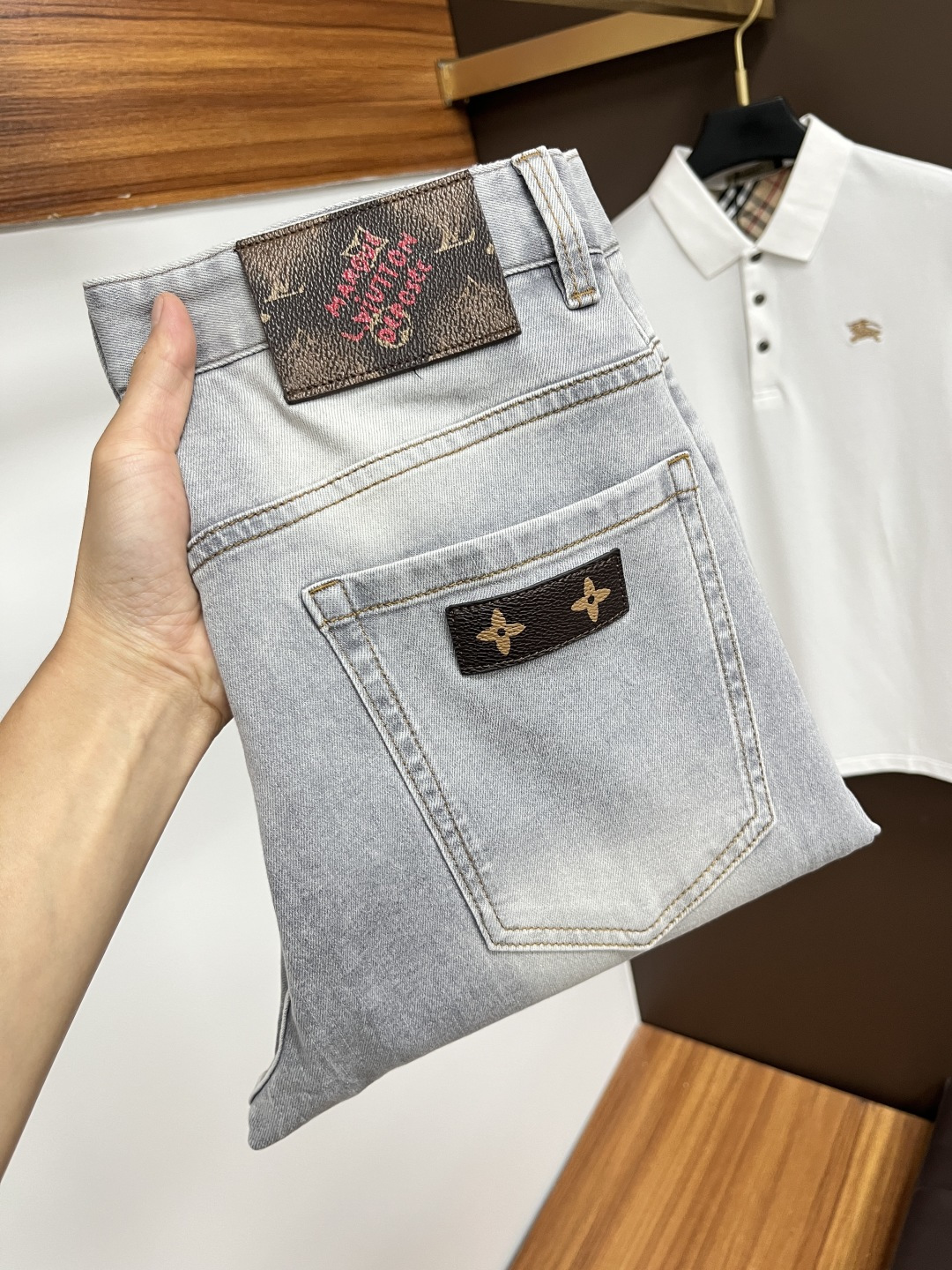 NO:462344,LV The latest jeans in summer 2025 are stress-free when entering and leaving the store. Hot-selling counters. Taste and value are shared. They are very comfortable to wear. Low-key and luxurious. They are very classy when worn. There is no need to say much about the style and cutting of the pants. The upper body is exquisite and vivid. The truly first-class quality is a top-notch material. The real palace-grade casual pants are made of Turkey cotton and produce the most famous tannin fabric. The quality is excellent. The pants are soft after heavy washing. The straight-footed style is not picky. The upper body is absolutely stylish. L25 is extremely luxurious!  Size 29-38, louis vuitton,jeans,alexander wang19860909LV 2025年夏季最新品牛仔裤出入专卖店无压力 专柜热销款 品味与价值共享 身穿着非常舒适 低调不失奢华 穿出去非常有档次,裤型款式和裁剪亦无需多言 上身精致跃然.真正一等一顶级质料 真正殿堂级的休闲裤,选用土耳其的棉花 生产出最有名的单宁布 品质卓然 经过重水洗使得裤子很柔软 直脚的版型 不挑人 上身绝对的有型 L25 极度奢华！尺码29-38,,louis vuitton,jeans,alexander wang,Men's clothing