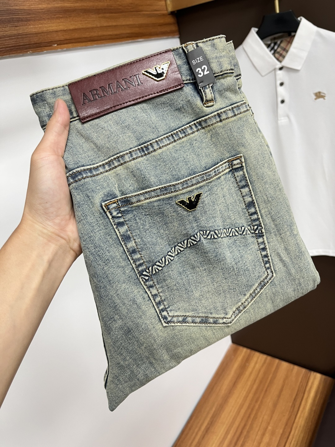 NO:462354,Armani The latest jeans in summer 2025 are stress-free when entering and leaving the store. Hot-selling counters. Taste and value are shared. They are very comfortable to wear. Low-key and luxurious. They are very classy when worn. There is no need to say much about the style and cutting of the pants. The upper body is exquisite and vivid. The truly first-class quality is a top-notch material. The real palace-grade casual pants are made of Turkey cotton and produce the most famous tannin fabric. The quality is excellent. The pants are soft after heavy washing. The straight-footed style is not picky. The upper body is absolutely stylish. L25 is extremely luxurious!  Size 29-38, Armani,jeans,alexander wang19860909阿玛尼 2025年夏季最新品牛仔裤出入专卖店无压力 专柜热销款 品味与价值共享 身穿着非常舒适 低调不失奢华 穿出去非常有档次,裤型款式和裁剪亦无需多言 上身精致跃然.真正一等一顶级质料 真正殿堂级的休闲裤,选用土耳其的棉花 生产出最有名的单宁布 品质卓然 经过重水洗使得裤子很柔软 直脚的版型 不挑人 上身绝对的有型 L25 极度奢华！尺码29-38,,armani,jeans,alexander wang,Men's clothing