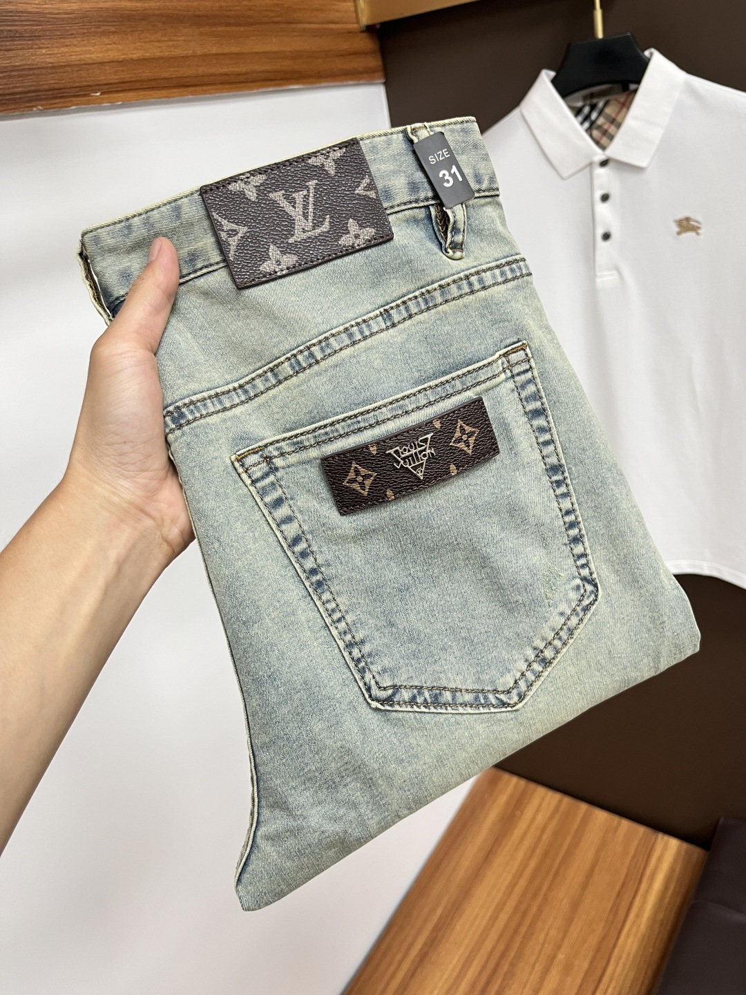 NO:462361,LV The latest jeans in summer 2025 are stress-free when entering and leaving the store. Hot-selling counters. Taste and value are shared. They are very comfortable to wear. Low-key and luxurious. They are very classy when worn. There is no need to say much about the style and cutting of the pants. The upper body is exquisite and vivid. The truly first-class quality is a top-notch material. The real palace-grade casual pants are made of Turkey cotton and produce the most famous tannin fabric. The quality is excellent. The pants are soft after heavy washing. The straight-footed style is not picky. The upper body is absolutely stylish. L25 is extremely luxurious!  Size 29-38, louis vuitton,jeans,alexander wang19860909LV 2025年夏季最新品牛仔裤出入专卖店无压力 专柜热销款 品味与价值共享 身穿着非常舒适 低调不失奢华 穿出去非常有档次,裤型款式和裁剪亦无需多言 上身精致跃然.真正一等一顶级质料 真正殿堂级的休闲裤,选用土耳其的棉花 生产出最有名的单宁布 品质卓然 经过重水洗使得裤子很柔软 直脚的版型 不挑人 上身绝对的有型 L25 极度奢华！尺码29-38,,louis vuitton,jeans,alexander wang,Men's clothing