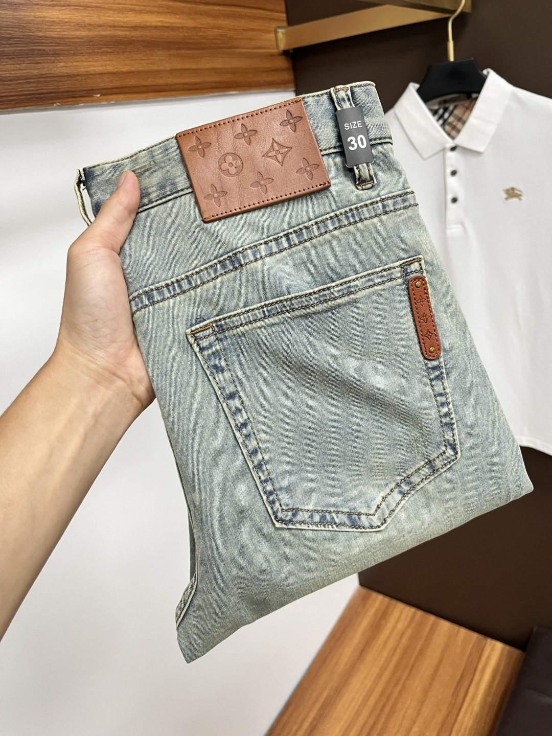 NO:491212,The latest jeans in the summer of LV are stress-free when entering and leaving the store. Hot-selling counters. Taste and value are shared. They are very comfortable to wear. Low-key and luxurious. They are very classy when worn. There is no need to say much about the style and cutting of the pants. The upper body is exquisite and vivid. The true first-class quality is a truly palace-grade casual pants, which are made of Turkish cotton, and produce the most famous tannin cloth. The quality is excellent. The pants are soft after heavy washing. The straight-footed style is not picky. The upper body is absolutely stylish. L25 is extremely luxurious!  Size 29-38, louis vuitton,jeans,alexander wang19860909LV 年夏季最新品牛仔裤出入专卖店无压力 专柜热销款 品味与价值共享 身穿着非常舒适 低调不失奢华 穿出去非常有档次,裤型款式和裁剪亦无需多言 上身精致跃然.真正一等一顶级质料 真正殿堂级的休闲裤,选用土耳其的棉花 生产出最有名的单宁布 品质卓然 经过重水洗使得裤子很柔软 直脚的版型 不挑人 上身绝对的有型 L25 极度奢华！尺码29-38,,louis vuitton,jeans,alexander wang,Men's clothing